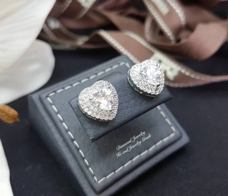 New Arrival !!!!!! ต่างหูเพชร CZ แท้ ดีไซน์หัวใจล้อมเพชร 2 ชั้น เพชรคัดเกรด สวยวิ้งมากกกกกค่ะ รุ่นนี้แนะนำเลยค่ะ ใส่แล้วดูเรียบหรู น่ารักมากๆเลยจ้า เพชรสวย ใส เด้งไฟมากๆๆ ที่สำคัญเป็นงานเกรดจิวรี่ด้วยค่ะ ไม่ลอกไม่ดำแน่นอนค่ะ **จำนวนจำกัด เช็คของก่อนโอนเงิ