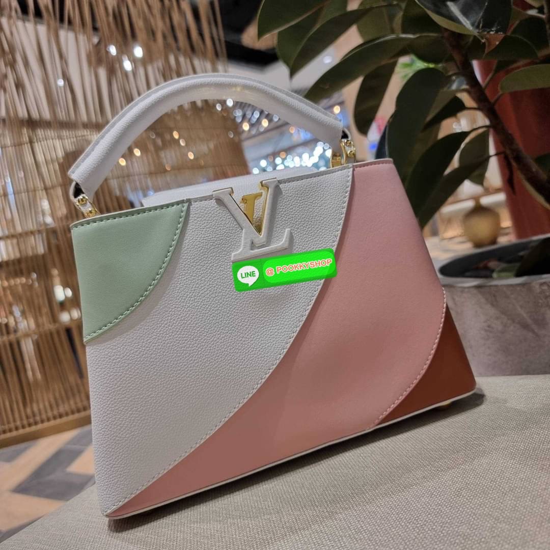 NEW IN!! LV capucines top handle วีไอพีพรีเมี่ยมกิ๊ฟจากเคาน์เตอร์ ที่สุดของความสวยในราคาเบาๆ กระเป๋าถือสุดหรู ดีไซน์ทรงคลาสสิค พร้อมลวดลายหรูหรา มาพร้อมหูจับในตัว ด้วยรูปทรงวินเทจและวัสดุหนังแท้ ขับผิว ทำให้ไอเท็มนี้สะกดทุกสายตาจริงๆ และยังมีลูกเล่นที่ฝาป