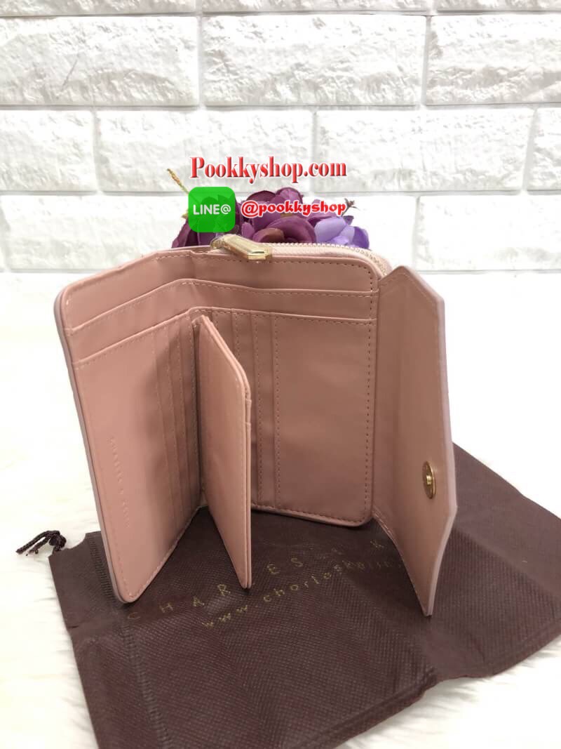New!!! CHARLES & KEITH SMALL ENVELLOPE WALLET BAG สีออกใหม่ปี 2018 โลโก้ อะไหล่ทองค่ะ!!! พร้อมส่งสินค้าเข้าใหม่ค่ะ!!! กระเป๋าสตางค์ใบสั้น ขนาดกำลังดี หนังเรียบ ด้านหน้าปั้มโลโก้แบรนด์ เปิดปิดช่องหลักแบบแม่เหล็ก ด้านในมีช่องใส่บัตรได้ถึง15 ช่อง เยอะมากค่า