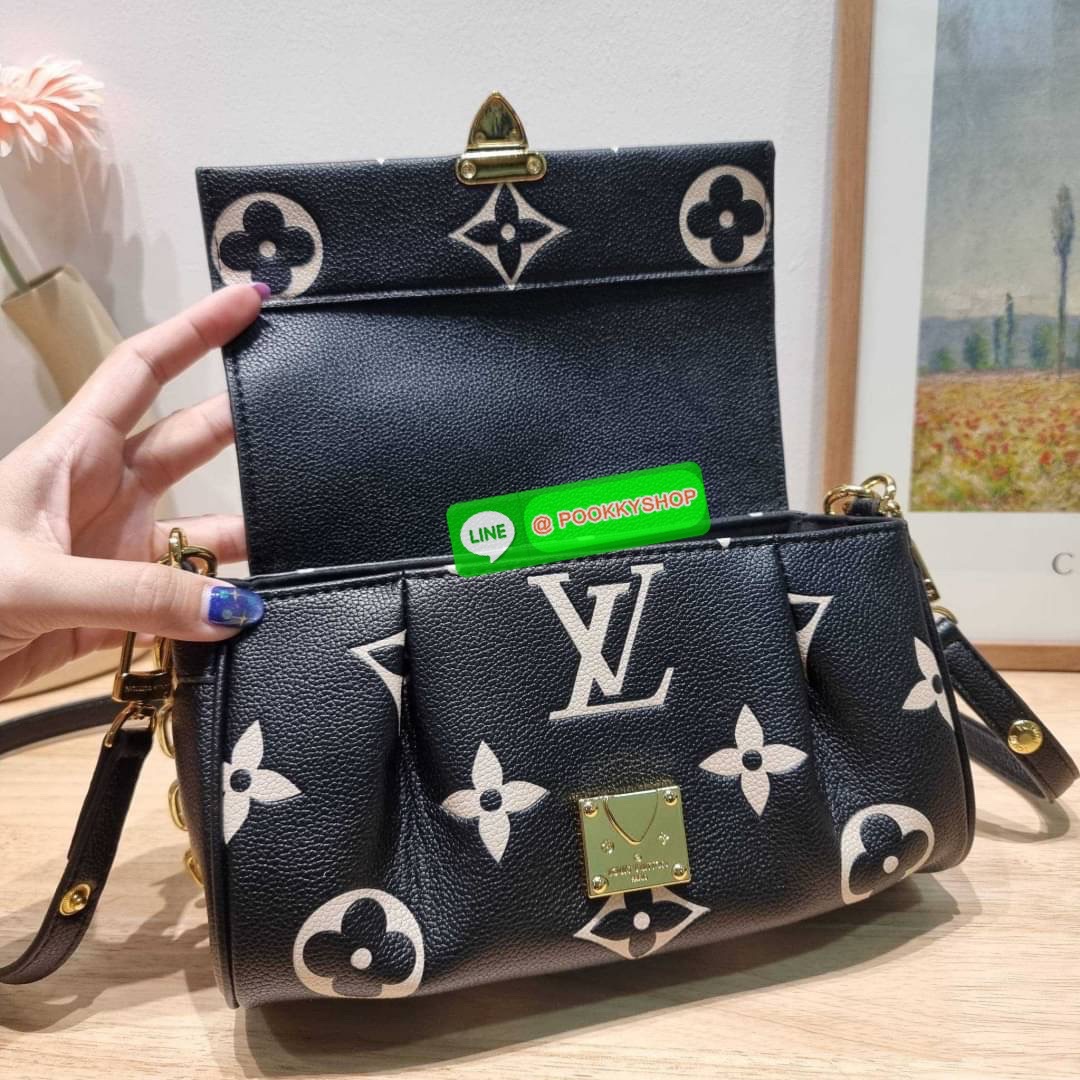 New in กระเป๋าสะพายคอลใหม่ล่าสุด สวยหรู ดูแพง ดีไซน์รูปทรงออกมาให้ใช้งานได้ง่าย เปิด-ปิดด้วยอะไหล่แม่เหล็ก ภายในโล่งกว้าง ใส่ของสำคัญได้ครบ มาพร้อมสายสะพายถึง 2 แบบ สายโซ่สะพายไหล่อัพความหรู และสายหนังที่ปรับยาวสั้นได้ สะพายข้างชิลๆก็ดูดี จัดให้พร้อมเสิร์