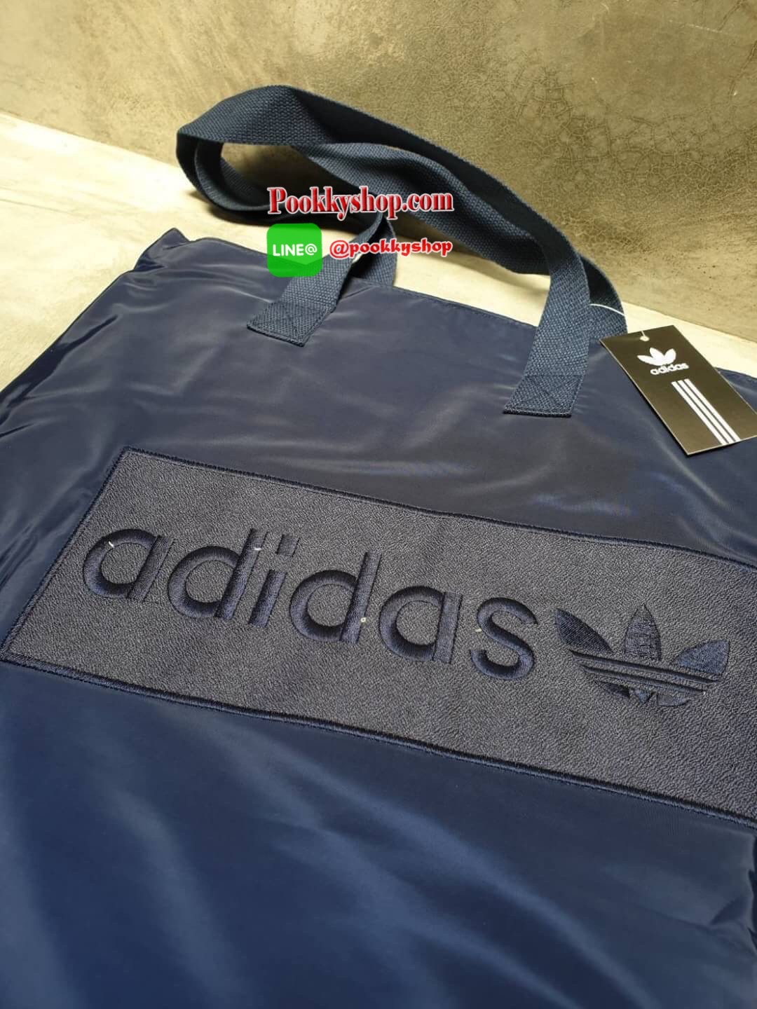 adidas shopping bag ลายปัก กระเป๋าถือด้านหน้าปักโลโก้แบรนด์ รุ่นนี้เปิดปิดด้วยช่องซิป ด้านหลังเรียบ ขนาดกำลังดี วัสดุกันน้ำ รุ่นนี้ใส่ของได้เยอะค่ะ คุ้มๆ กับสาวก adidas แบบสปอร์ต อย่าพลาดน๊า