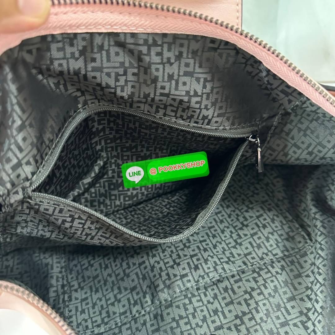 LONGCHAM LE PLIAGE XTRA Hobo bag M กระเป๋าสะพายไหล่ HOBO ออกแบบเพื่อให้ดูเรียบหรูหรา มีความสง่า รูปทรงเก๋ไก๋ วัสดุหนังแกะนิ่มมือ สายสะพายไหล่ปรับระดับได้และถอดออกถือได้ เปิด- ปิด ด้วย ซิป ภายใน ช่องโล่งกว้าง มีช่องซิปแยก ใบใหญ่สามารถใส่ของได้เยอะคะ