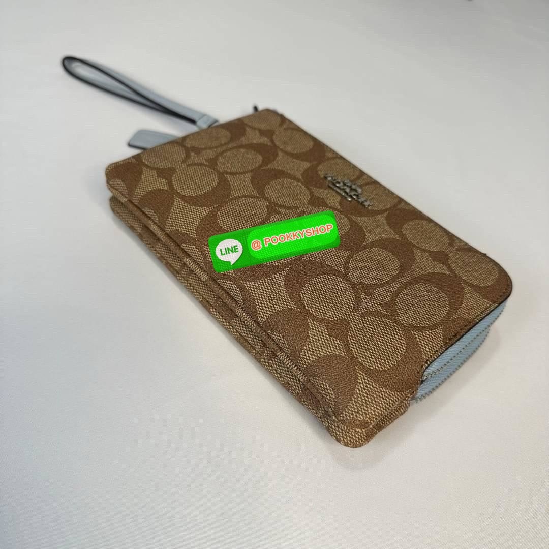 กระเป๋าคล้องมือ COACH 87591 DOUBLE CORNER ZIP WRISTLET IN SIGNATURE CANVAS (COACH 87591 ） กระเป๋าคล้องมือ2เซิปใหญ่ ลายCหนังและ ด้านในเป็นผ้า แบ่งเป็นช่องเล็กๆใส่เหรียญใส่แบงค์ใส่บัตร แล้วแต่จะใส่มีหลายช่อง ใส่โทรศัพท์ได้ทุกรุ่นพร้อมสายคล้องมือ