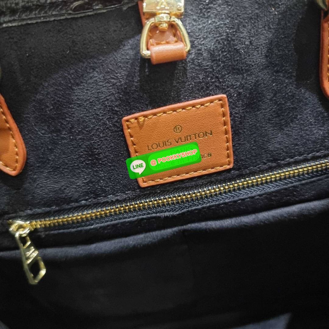 New arrival!! LV crossbody tote bag ดีไซน์สวยคม สมราคา ดูแพงไปอีก ด้วยดีเทลลายของหนัง crossgrain กระเป๋าทรงโท้ทจากเคาน์เตอร์ dutyfree คลาสสิค ผู้ดียืนหนึ่ง โทนสีใช้งานง่าย แมทช์ได้ทุกลุค มาพร้อมหูจับในตัว แบบหูหิ้ว และหูยาวสำหรับสะพายไหล่ เก๋มาก ชิคมาก ภา