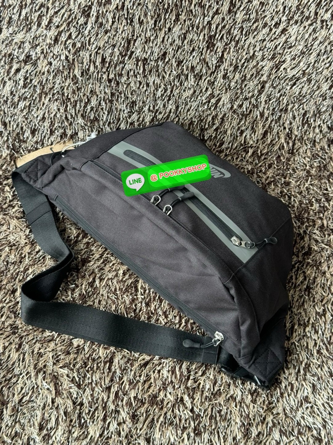 Nike Elemental Waist Bag มีน้ำหนักเบา เพิ่มความคล่องตัว จัดของได้อย่างเป็นระเบียบ ไม่ว่าจะใช้งานในวันปกติ วันที่ไปออกกำลังกาย หรือทริปการเดินป่าแบบสมบุกสมบัน ก็สามารถใช้กระเป๋าใบนี้ได้ เพราะมีความโดดเด่นที่การใช้วัสดุน้ำหนักเบา แต่มีความแข็งแรงและทนทาน ดู