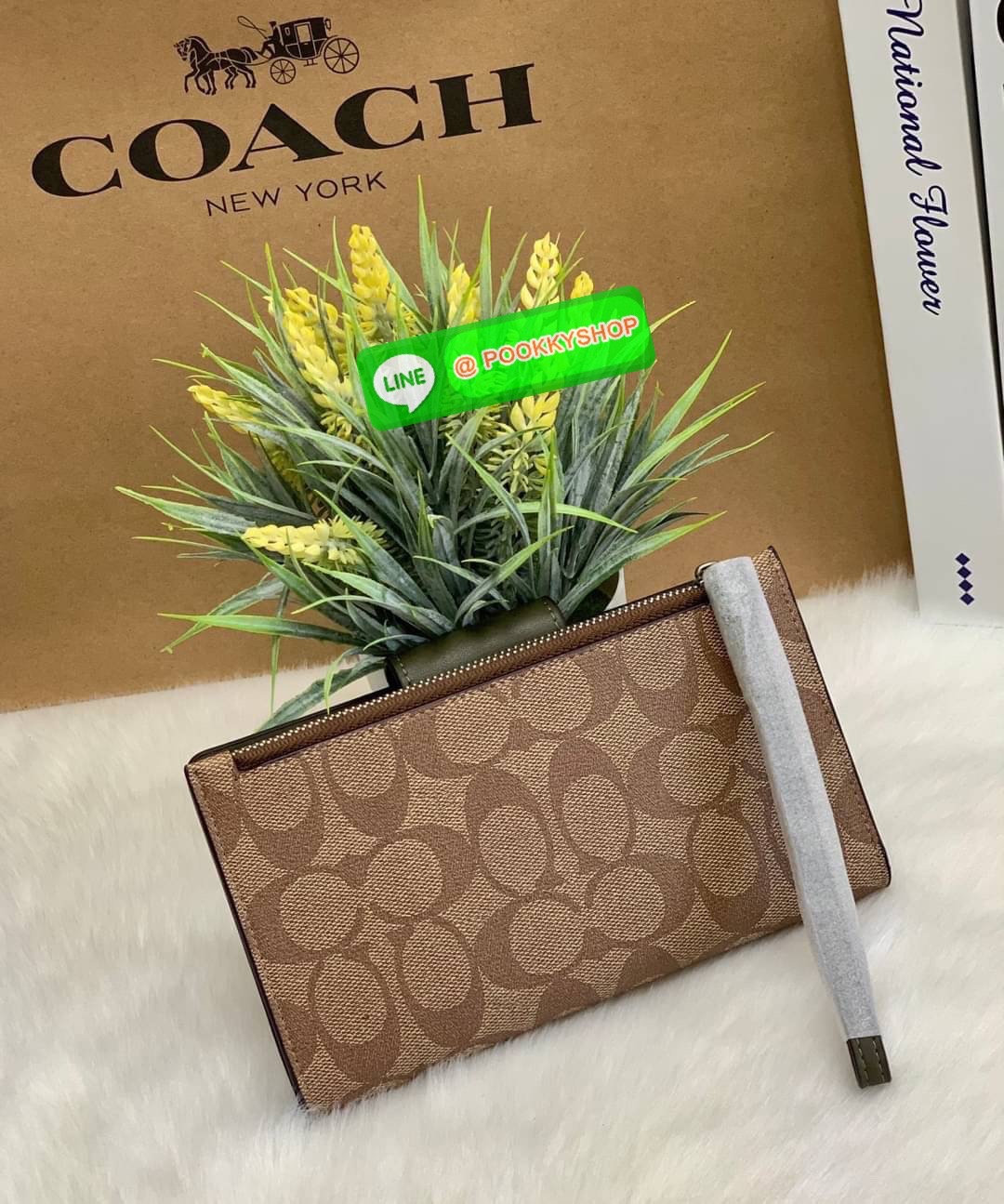 COACH TECH WALLET IN COLORBLOCK SIGNATURE ((C2874)) ✔️กระเป๋าเงินใบยาว หนังแท้ พร้อมสายคล้องมือในตัวค่ะ ✔️เปิดปิดด้านหน้าแบบฝากระดุม ภายในมีช่องใส่ธนบัตร2ช่อง ;สามารถใส่มือถือ iphone 10 xs max ได้เลยค่ะ ✔️มีช่องเสียบธนบัตร7ช่อง;พร้อมช