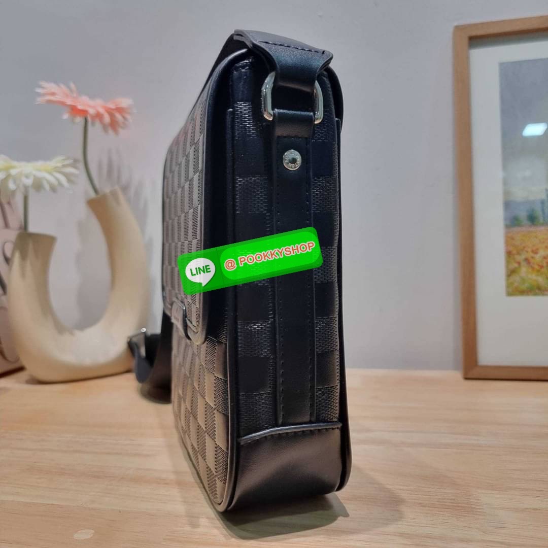 LV bass macassar monogram bag ของใหม่จัดให้หนุ่มๆ จากเคาน์เตอร์ dutyfree กับกระเป๋าสะพายทรงแมสเซ็นเจอร์ ไซส์กำลังดี เหมาะกับหนุ่มๆที่รักความคล่องตัว วัสดุหนังแท้ปั๊มลายเต็มใบ ดีไซน์คลาสสิค เปิด-ปิดด้วยกระดุมแม่เหล็ก ภายในโล่ง ใส่โทรศัพท์ได้ทุกรุ่น ใส่กระเ