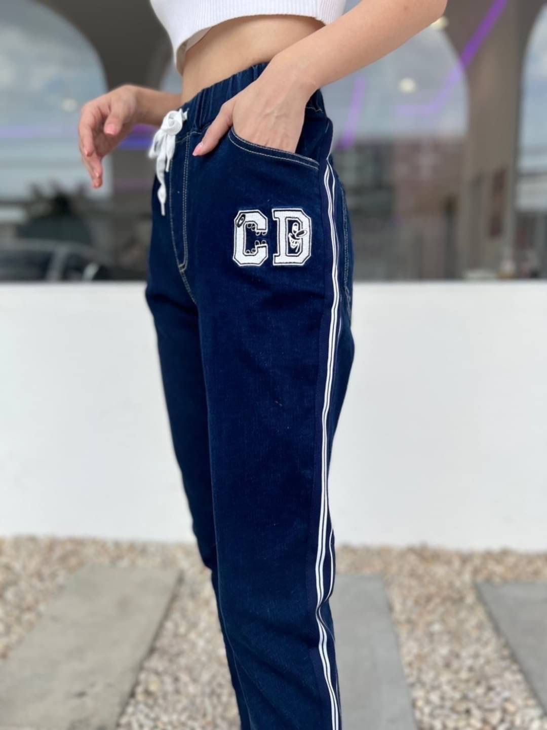 พร้อมส่ง!!! กางเกงยีน Dior งานป้ายแต่งแถบโลโก้กางเกงยีนยืด แต่งแถบปักโลโก้ เอวสม็อคสวยใส่สบายมาก ผ้ายืดเยอะคุณภาพดีมาก10/10 lable Dior
