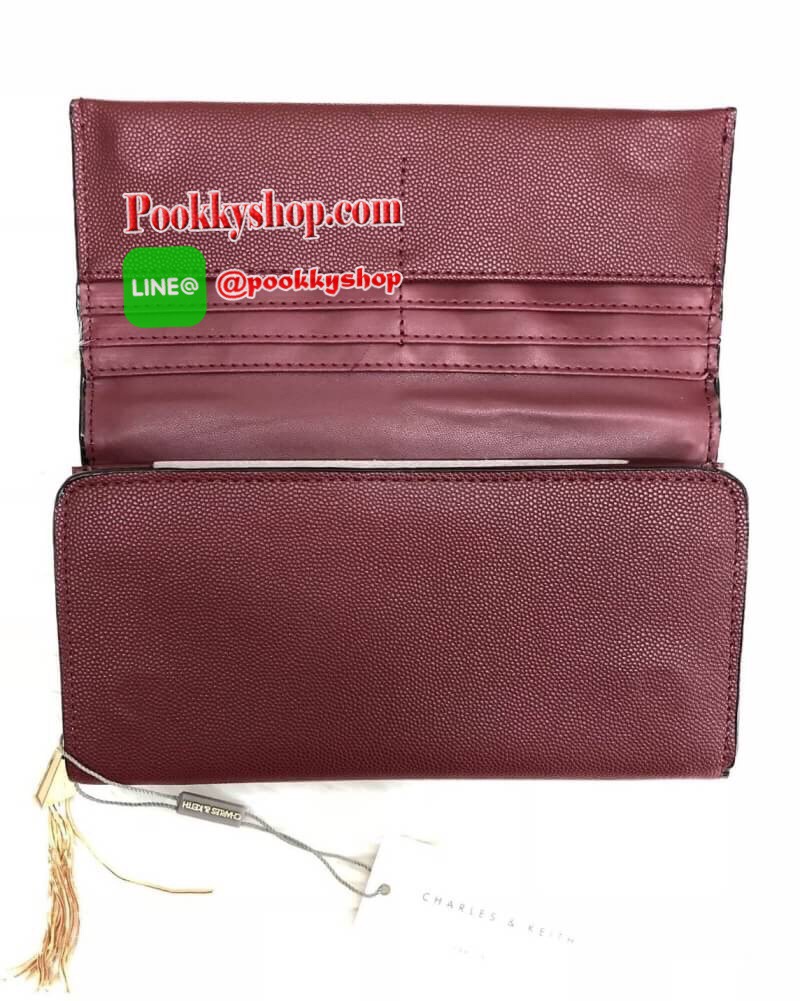 New arrival CHARLES & KEITH TASSEL DETAIL LONG WALLET BAG พร้อมส่งอีกครั้ง พร้อมเฉดสีใหม่ปี 2018ค่ะ!!! หระเป๋าสตางค์ใบยาวแบบฝาพับแม่เหล้ก ลายหนังคาร์เวีย สวย เรียบหรู ดูดี มากๆค่ะ ภายในกระเป๋าแบ่งเป็นช่องซิปยาวตอนหน้า ที่ตัวซิปเป็นอะไหล่พู่ห้อยลงมา เก๋มาก