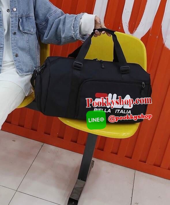MUST HAVE! FILA LARGE TRAVEL BAG แบรนด์สัญชาติอิตาลีที่มีประวัติยาวนานกว่า 100 ปีมาแรงที่สุดในเกาหลีและไทยดีไซน์ Unisex ใช้ได้ทั้งชายหญิง ใบใหญ่จุใจ น้ำหนักเบา วัสดุ Nylon&Polyester100% กันน้ำ ด้านหน้ามีโล้โก้และช่องซิป เปิดปิดด้วยซิปสะดวกใช้ มีช่องใส่รอง