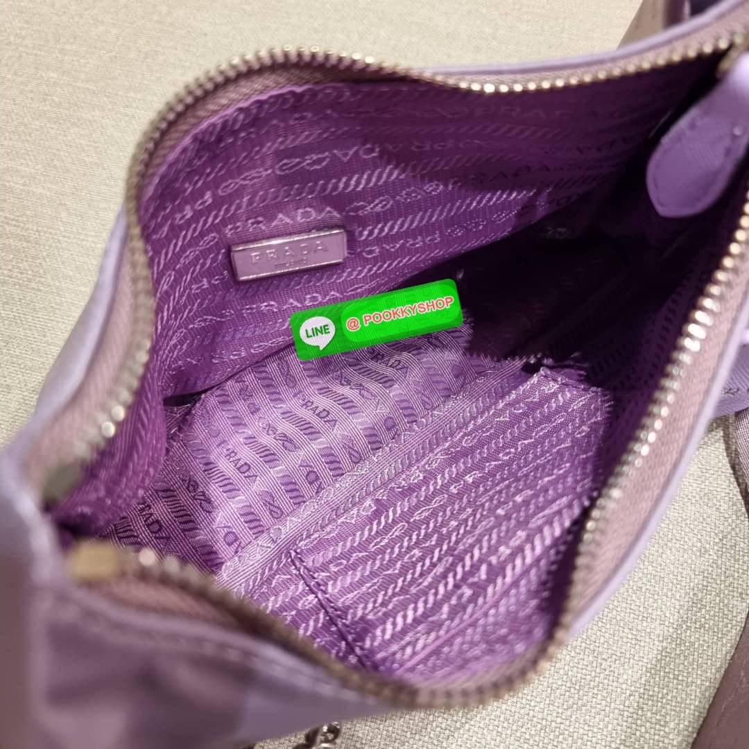 PRADA RE-EDITION 2005 RE-NYLON SHOULDER BAG ไอเท็มสุดปัง ที่ฮิตตลอดกาลไม่ว่าจะปีไหนๆ จัดให้ครบทั้งสีขายดีและสีใหม่ล่าสุด ที่สายคุณหนูห้ามพลาด!! กับกระเป๋าสะพายทรงคลาสสิค เหมาะเป็น everyday bag มากๆ วัสดุผ้าไนล่อนคุณภาพ พร้อมใบลูก ไว้ใส่เหรียญ ใส่กุญแจได้ส