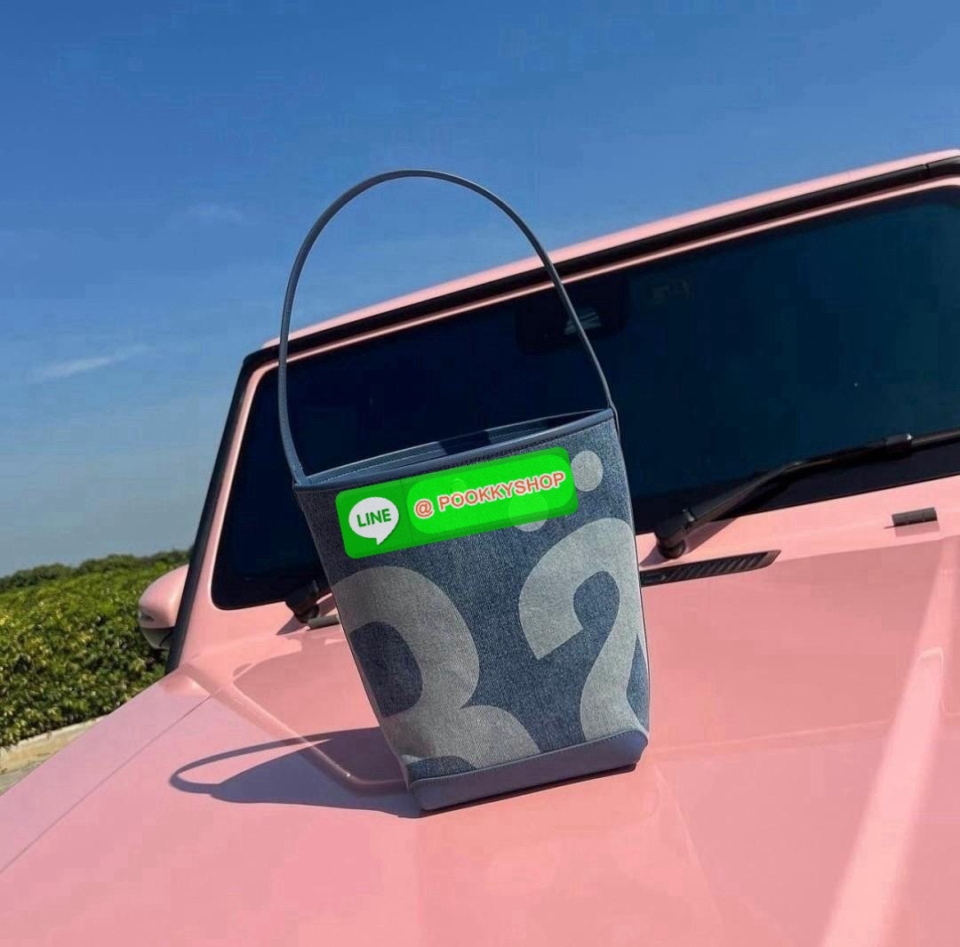 เข้าแล้วค่ะ! กับ Rally movement กระเป๋าทรงถังยอดฮิตที่สุดในปี 2024 ยอดจองคือถล่มโซเชียล จัดให้ในราคาน่ารัก ด้านในกว้างขวาง แข็งแรง สามารถใส่ไอแพด ใส่สมุดได้ #รุ่นนี้ทุกคนต้องมีจริงๆ ตัวกระเป๋างานเนี้ยบเป๊ะ มาพร้อมป้ายห้อยครบ สุดปัง พร้อมส่งวันนี้แล้ว2สี จ