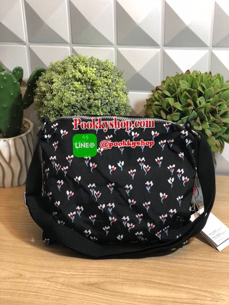 KIPLING Alvar Ladies shoulder bag กระเป๋าสะพายทรงสวย สายสะพายปรับระดับสั้น-ยาว เป็นกระเป๋าสะพายเฉียงลำตัวได้ค่ะ รุ่นนี้ช่องซิปเยอะมาก ๆ ค่ะ ซิปหลัก1 ช่อง, ซิปหน้าสองช่องซิปค่ะ ภายในมีช่องแยกเก็บของจัดใส่ของได้เป็นสัดส่วน จุของใช้ประจำวันได้เยอะ ทรงสวย สะพ