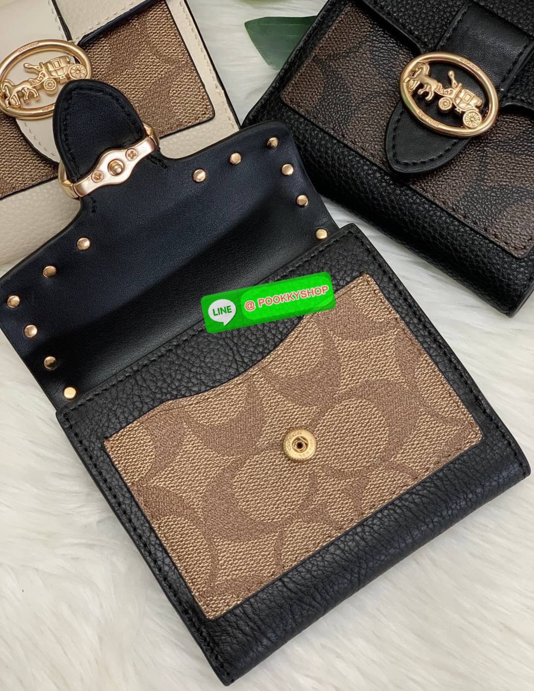 COACHGEORGIE SMALL WALLET IN SIGNATURE ((6791//7250) พร้อมส่ง!! กระเป๋าเงินใบสั้น หนังแท้ชั้นดีค่ะ! 🌈ด้านหน้าสวยหรูด้วยอะไหล่โลโก้แบรนด์ พร้อมเป็นช่องกระดุมสำหรับใส่เหรียญและช่องเสียบบัตรหนึ่งช่องนะคะ