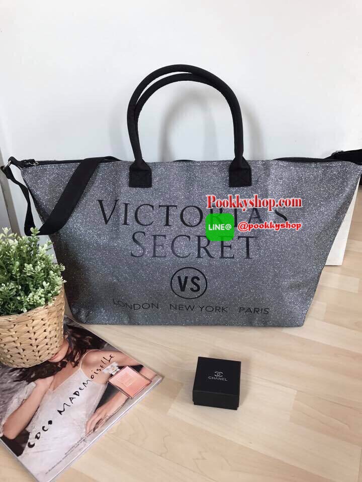 👜Victorias Secret Limited Edition Weekender Tote Bag Silver Glitter XL Zipper กระเป๋าสะพายไซส์ XL สวยเด่นสะดุดตาสีบรอนซวิ้ง ด้านหน้ามีโลโก้อักษรสีดำ ตัดกับสีกระเป๋าอย่างสวยงาม เปิดปิดซิป ภายในกว้างขว้างมาก จุเสื้อผ้าไปเที่ยว ตจว. ได้ประมาน 3-4 วัน
