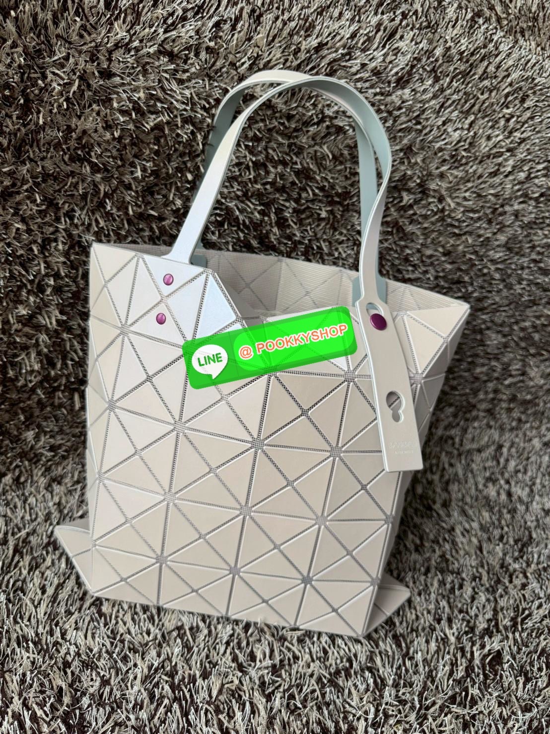 Baobao Issey Miyake x Labubu tote bag อีกหนึ่งซีรีย์สุดลิมิเตทที่น่าสะสม กำลังเป็นกระแสสำหรับ Labubu อาร์ตทอยชื่อดังที่ทุกคนรู้จัก นำมาผสมผสานให้เป็นกระเป๋าทรง tote bag ที่เหมาะกับการใช้งานในชีวิตประจำวัน ด้วยขนาด13นิ้ว ทำให้ใส่สิ่งของได้ครบครัน รวมถึงเอก