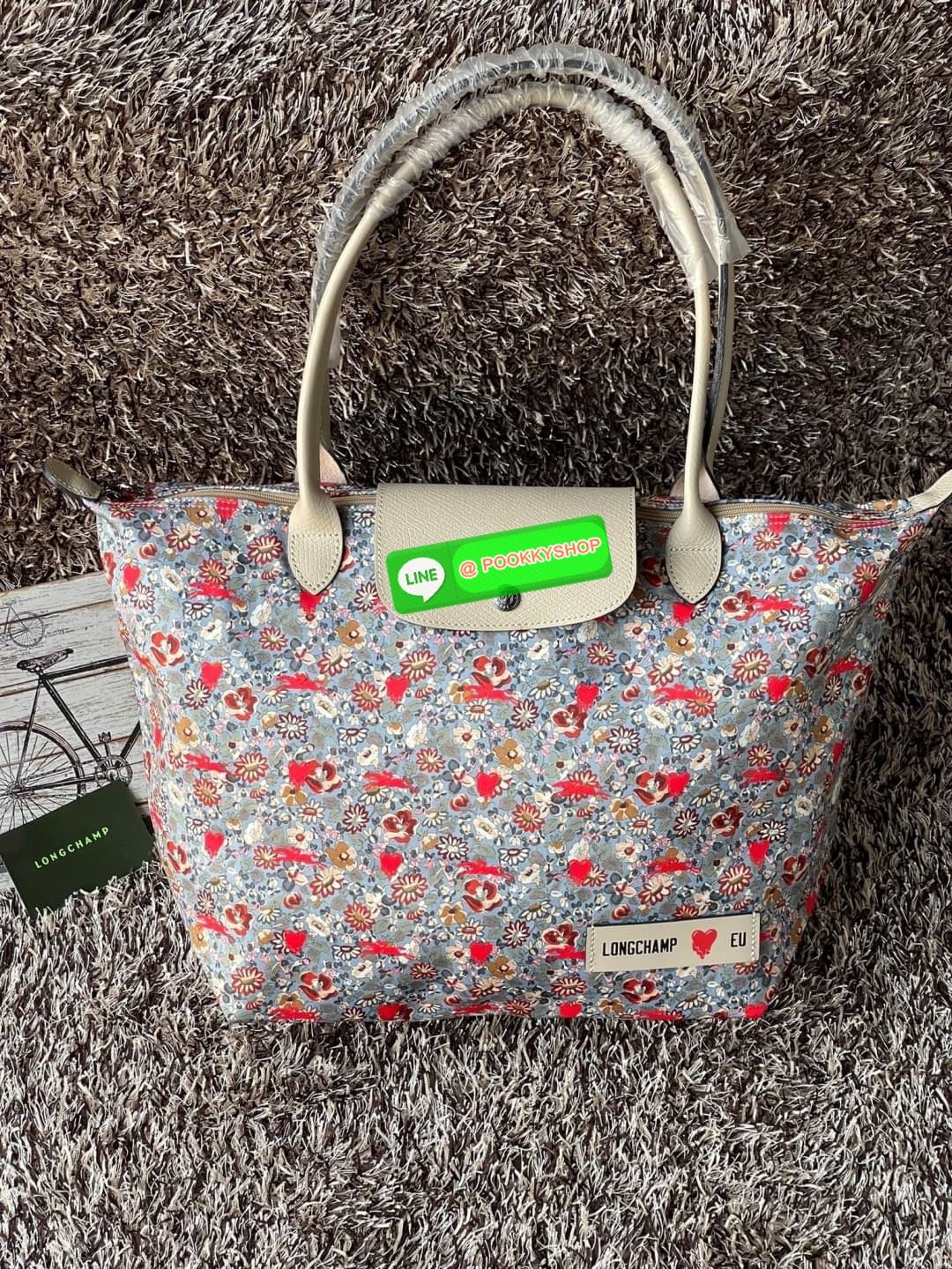 Longchamp x EU Le Pliage tote bag L คอลเลกชันพิเศษจาก Longchamp ที่น่ารักสุดๆ สำหรับซัมเมอร์นี้ กระเป๋ารูปทรงคลาสสิกที่มาในลวดลายและสีที่ออกแบบมาพิเศษ ยังคงความเป็น Le Pliage กระเป๋าสะพายไหล่ทรงTote ใส่ของได้จุอย่างเหลือเชื่อ ยังมีซิปปิดเพิ่มความปลอดภัย น