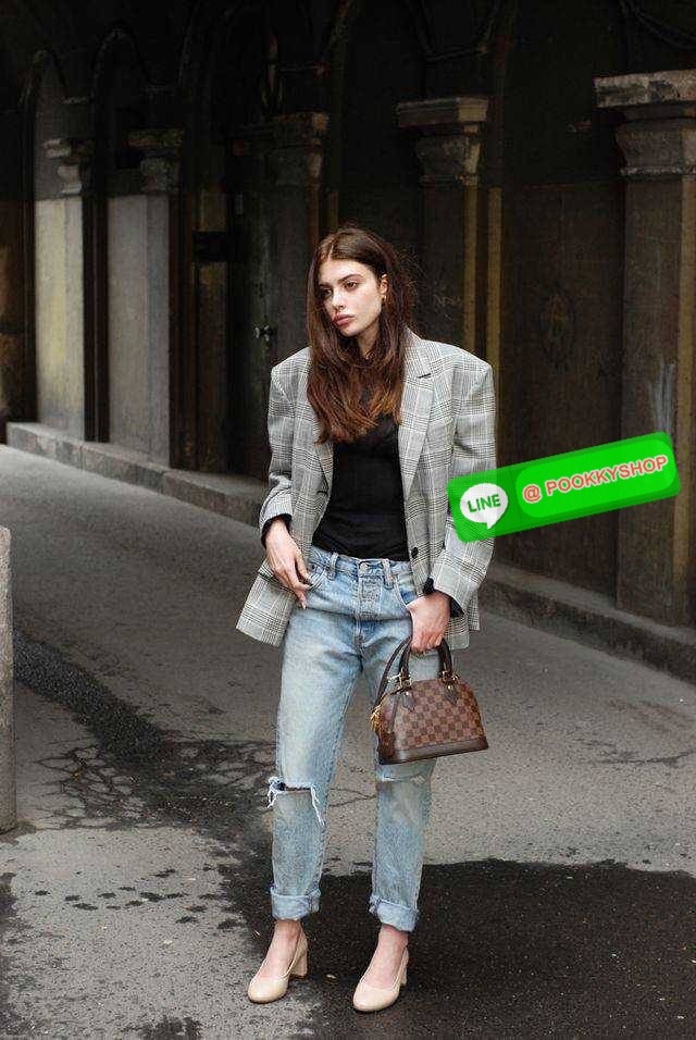 HOT ITEM!! LV Alma bag กระเป๋าทรงโดมสุดฮิต ที่สาวๆตามหา สวยสะพายขับผิว อัพลุคไฮน์ที่สุด ขนาดกำลังดี วัสดุหนังแคนวาส สลับหนัง cowhide เรียบ ดูหรู หูจับในตัวทำให้ใช้งานได้สะดวก และมีสายครอสสะพายข้างให้ เปิด-ปิดด้วยซิป มีกุญแจล็อคได้ ภายในโล่งกว้าง ใส่ของสำค