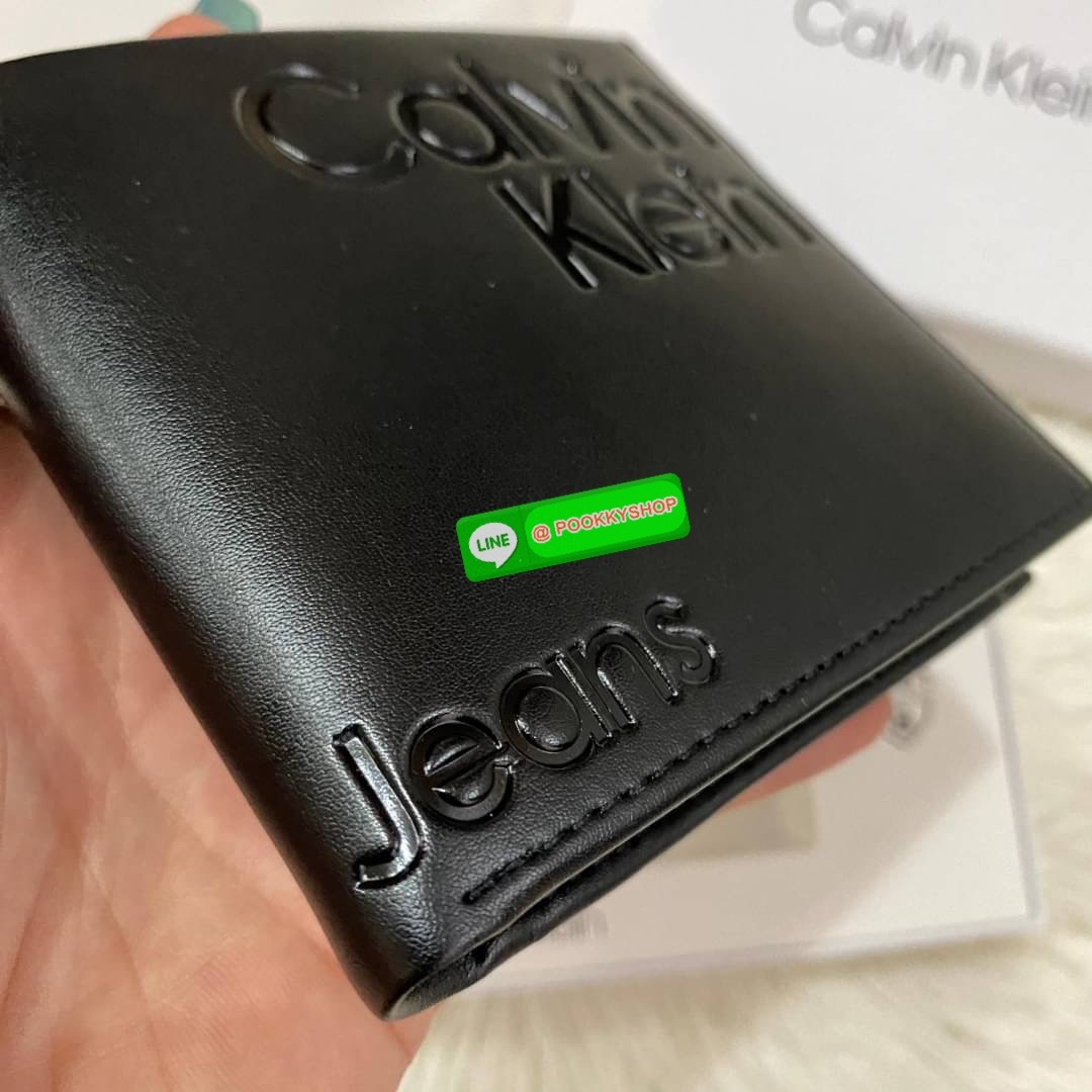 Calvin Klein Bifold Leather Short Wallet กระเป๋าสตางค์ใบสั้น และ ที่ใส่บัตรย่อยแบบเป็นสัดส่วน หนังดี นุ่มมือ รูปลักษณ์เรียบหรูแต่เท่ห์ตามแบบฉบับของแบรนด์Set นี้มาเท่าไรก็หมดคะ รีบจับจองนะคะ มาพร้อมถุงกระดาษแบรนด์และกล่องจ้า สุดคุ้มมอบให้เป็นของขวัญหรือใช้