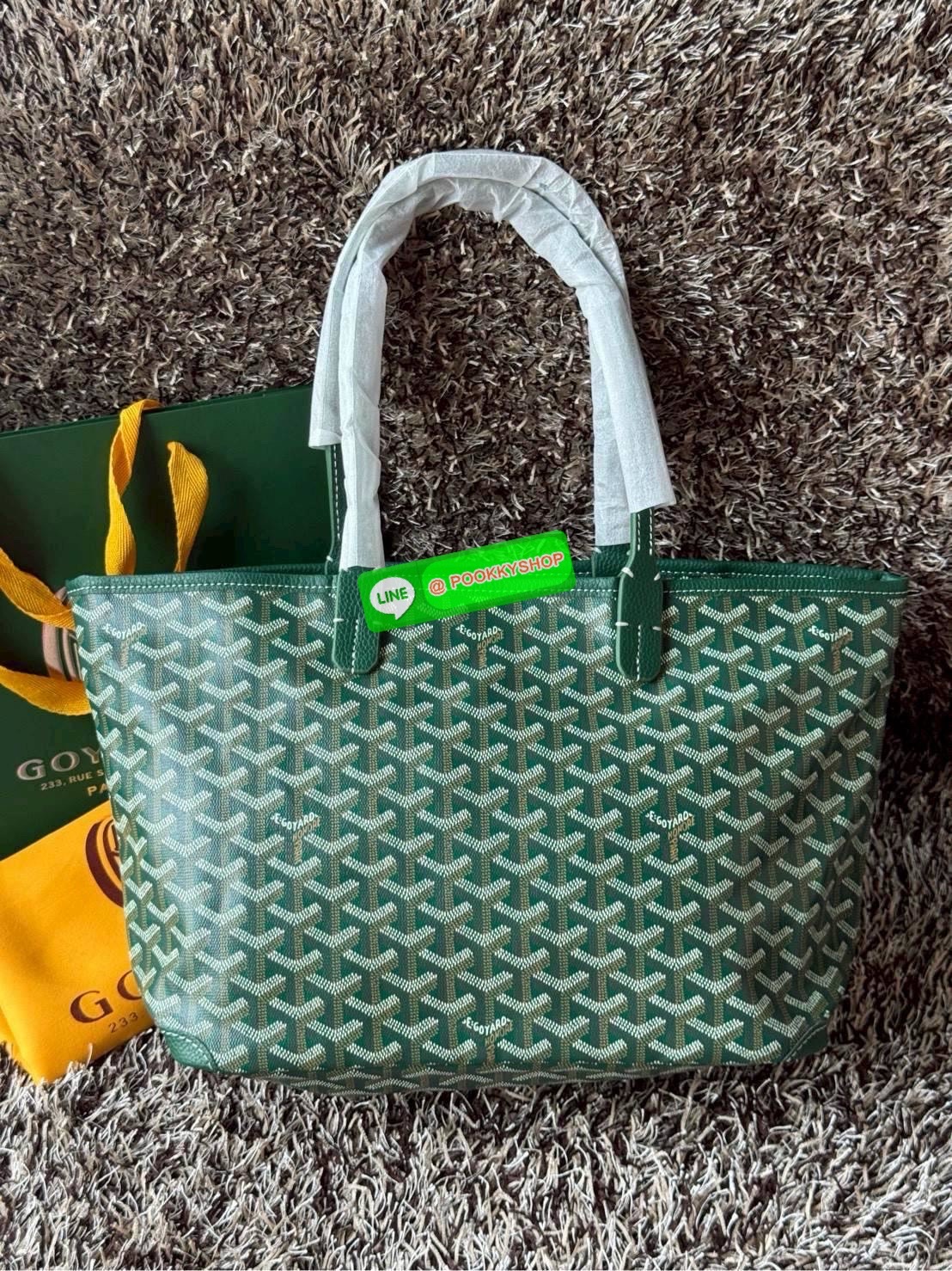 Goyard Artois PM Bag กระเป๋า Artois PM เป็นกระเป๋าที่มีซิปด้านบนเพิ่มคงามปลอดภัย ภายในพื้นที่กว้างเพื่อจัดระเบียบข้าวของของคุณ มันโดดเด่นด้วยฐานด้านล่างทั้งสองมุมเย็บต่อด้วยหนังใช้งานในแบบทางการหรือกึ่งทางการก็ได้