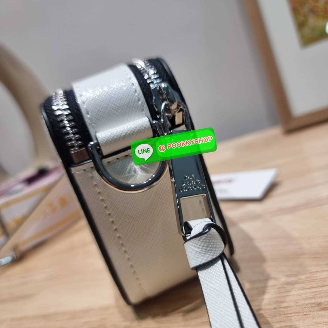 PEANUTS × MARC JACOBS THE SNAPSHOT CROSSBODY BAG คอลเลคชั่นแสนคิวท์ ที่ยกขบวนเหล่าซุปตาร์การ์ตูนมาให้แบบจัดเต็ม กับไอเท็มยอดฮิตที่โดดเด่นเป็นเอกลักษณ์ กระเป๋าสะพายข้างสุดปัง ดีไซน์ลายพรินท์แก๊งค์การ์ตูนสุดฮอต เรียกได้ว่าไม่ซ้ำใคร!! วัสดุหนังวัว สวยอยู่ทรง