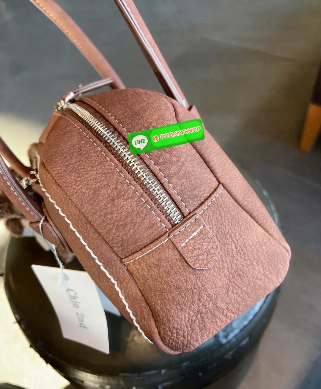 Chio’2nd Suede leather handbag//shoulder bag 💼 💋พร้อมตุ๊กตาหมีแบรนด์ตามรูปหนึ่งตัวค่ะ! 🔖พร้อมส่ง! น้องมากับความน่ารักและเบาเงินในกระเป๋าอีกเช่นเคย ✔️รุ่นนี้ใช้หนังกลับอย่างดีกึ่งกำมะหยี่ ลายหนังสวยมากๆ มีความนิ่มและเบาค่ะ &#