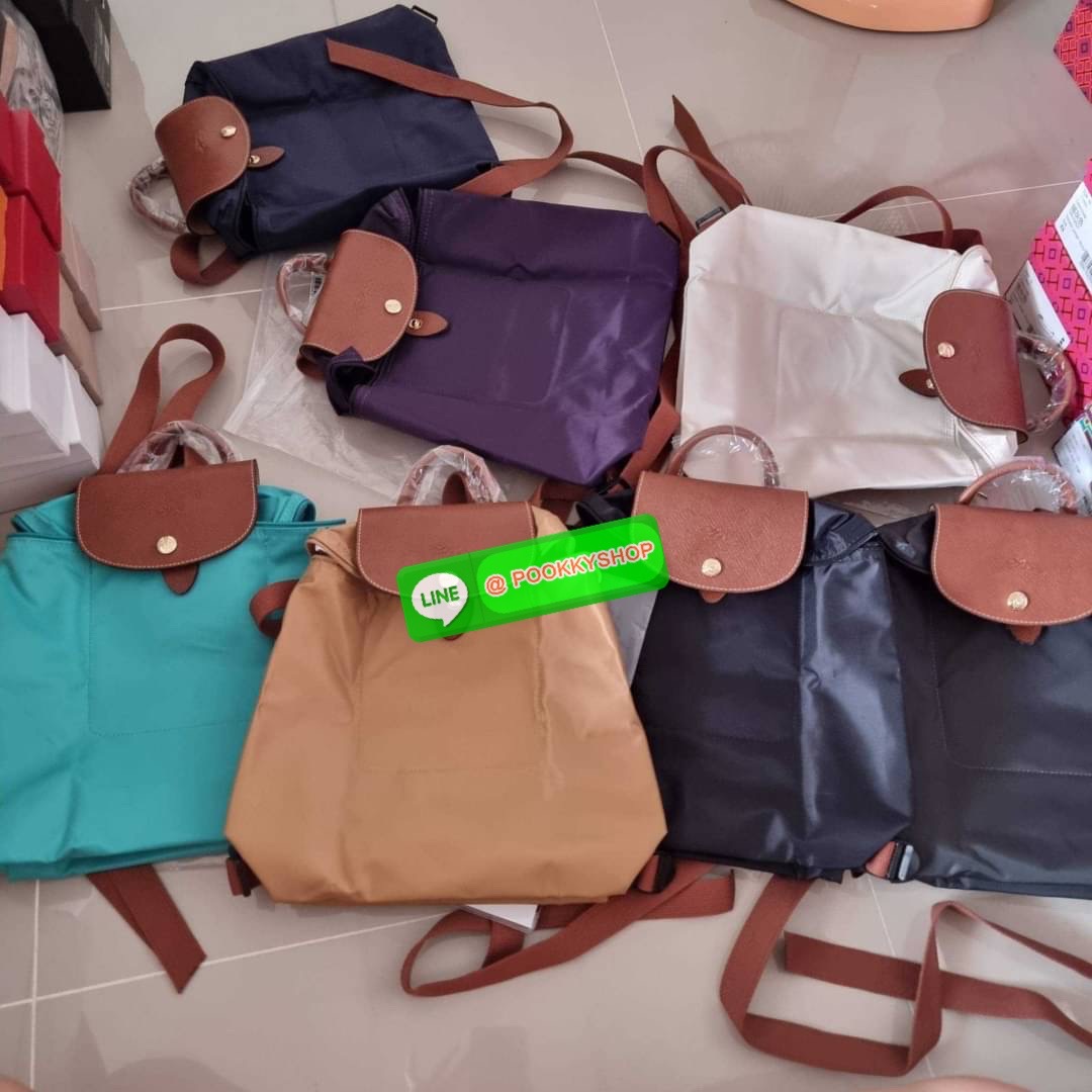 Longchamp le pliage original backpack 🔆 Details สวยคลาสสิคต้องไม่พลาด กับกระเป๋าสะพายทรงเป้ ขนาดกำลังดี น้ำหนักเบา ดีไซน์เรียบง่าย แต่ดูแพง ปากกระเป๋าออกแบบให้มีฝาปิดและซิปแน่นหนา สายสะพายสามารถปรับใช้ตามชอบ ภายในโล่งกว้าง จุของได้สบายๆ พกพาไปไหนก