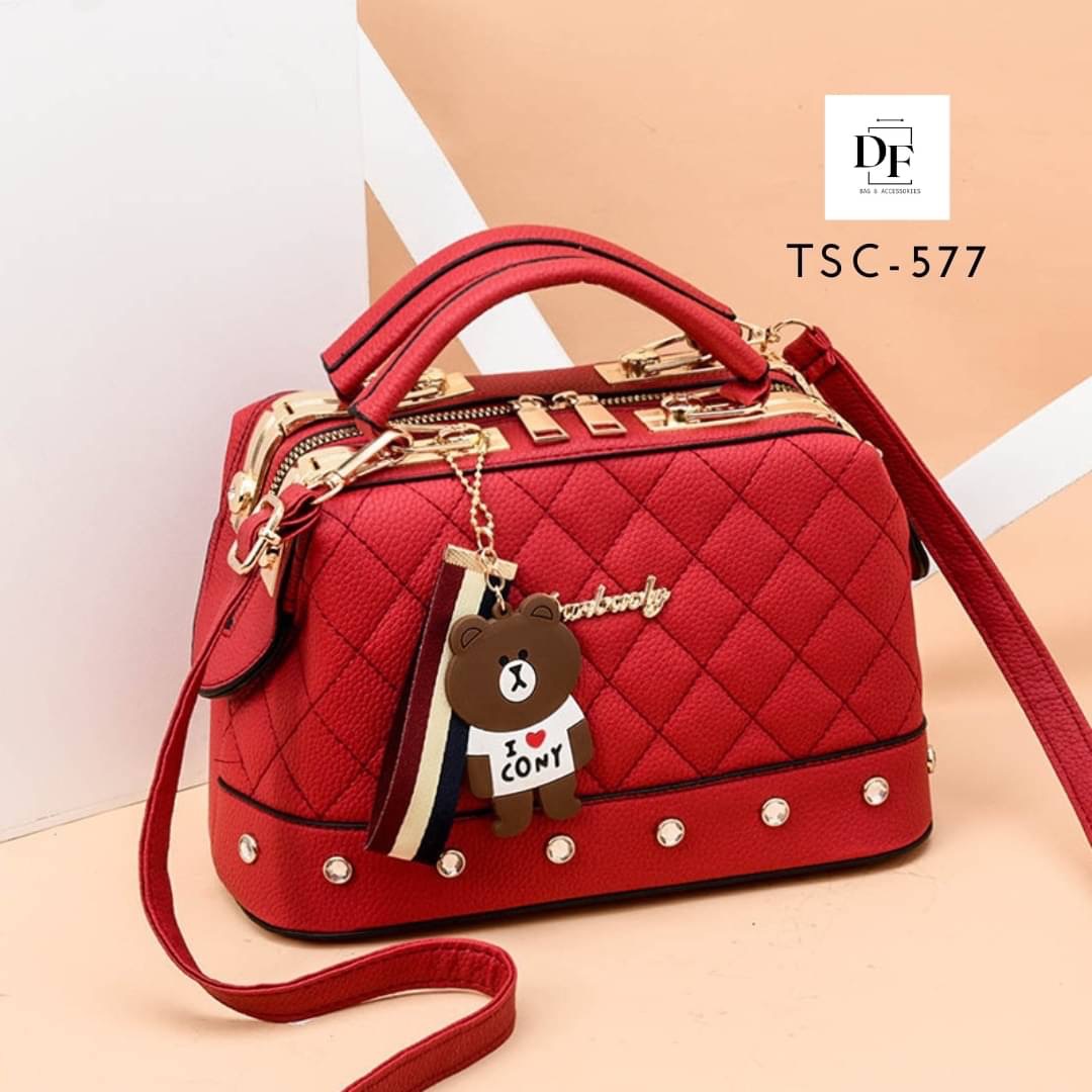 สินค้าพร้อมส่ง กระเป๋าสะพายข้าง งานวัสดุคุณภาพพรีเมี่ยม ประดับหมุด มาพร้อมพวงกุญแจน้องหมีสุดน่ารัก