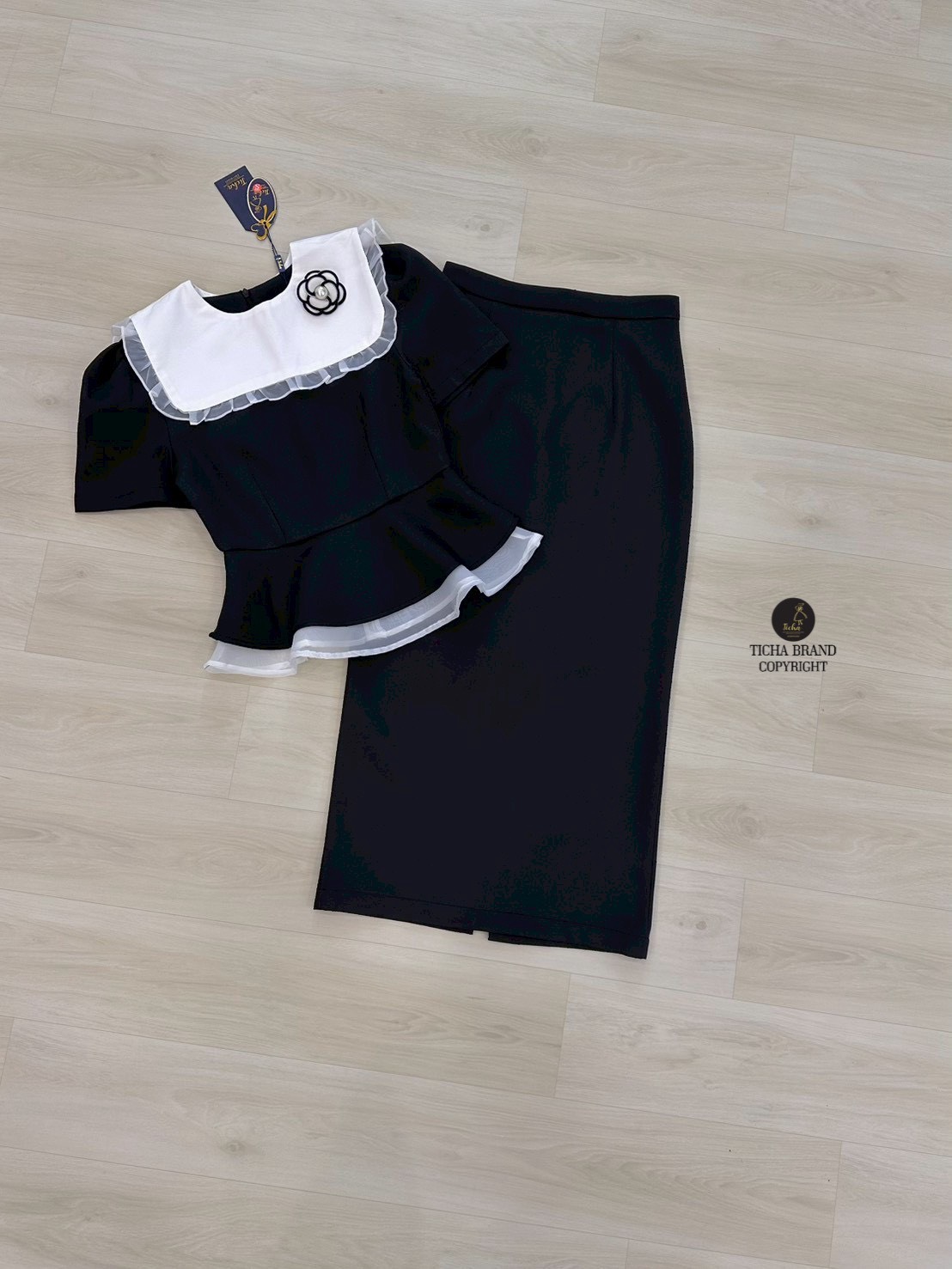 ชุดเซทแฟชั่น ชุด Set4ชิ้น เสื้อแขนสั้นสึดำ ดีเทลแต่งระบายผ้าแก้วสีขาวชายเสื้อ