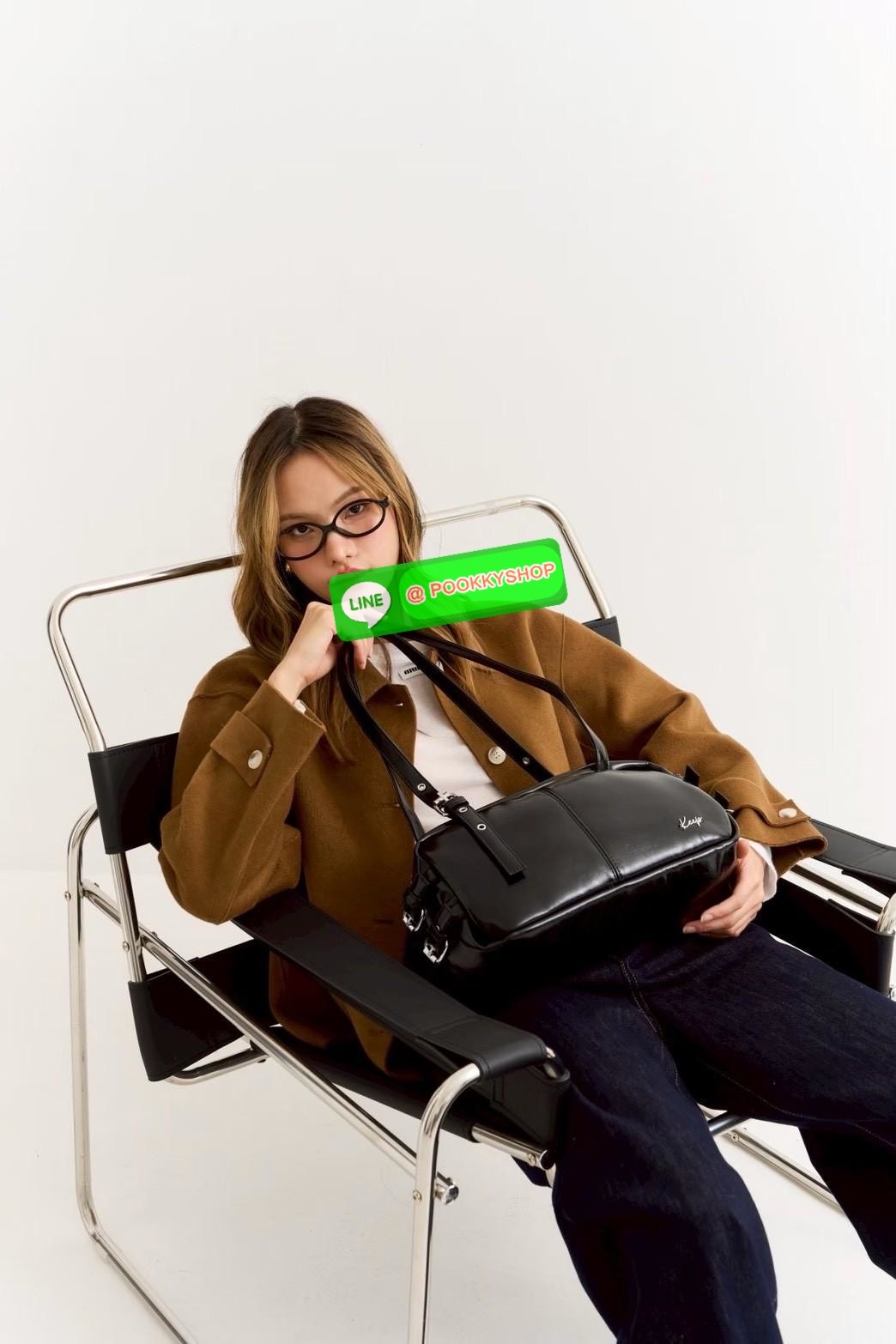 🌙 NEW IN — KEEP “Holding” Bowling Bag มินิมอล เรียบแต่ดูแพง ถือยังไงก็ดูมีลุค ✨ 👜 ดีไซน์ทรง Bowling สุดคลาสสิก มีโครงตั้งทรงสวย ใช้งานง่าย เข้ากับทุกลุคตั้งแต่วันทำงานจนถึงวันสบายๆ