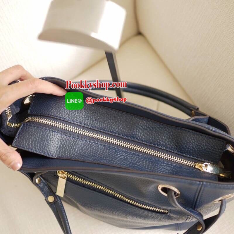 รุ่น Andrea city bag เปิดตัวรุ่นใหม่พร้อมอะไหล่สามแถว สั่งทำพิเศษจากโรงงานเดียวกับแบรนด์ดังระดับโลกเลยค่ะ สุดหรูไม่ลอก มาในทรงสุดสวยเปิดตัวใหม่✔️ มีสายสะพายสองเส้น เส้นแรกคือสายเปีย สะพายแล้วดูน่ารักสุดๆ หรือจะใช้สายสะพายยาวก็คล่องตัว ปากกระเป๋ามีซ