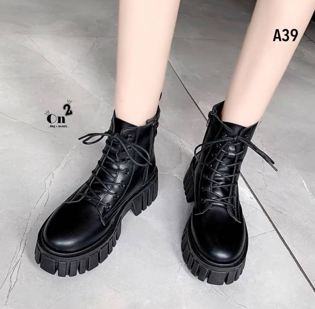 ลุคสนามบินออกบ้านทั้งทีรองเท้าต้องไม่ธรรมดาคร่า บูทเที่ยวเขา แค้มป์ปิ้งเดินป่า เช็คอินรีสอท หรือคาแฟ่สวยๆฟิวเมืองนอกเกร๋ๆ ถ่ายรูปสวยมากกและที่สำคัญบูทคู่นี้สวยแมทช์กับชุดได้ง่ายมากๆค่ะ