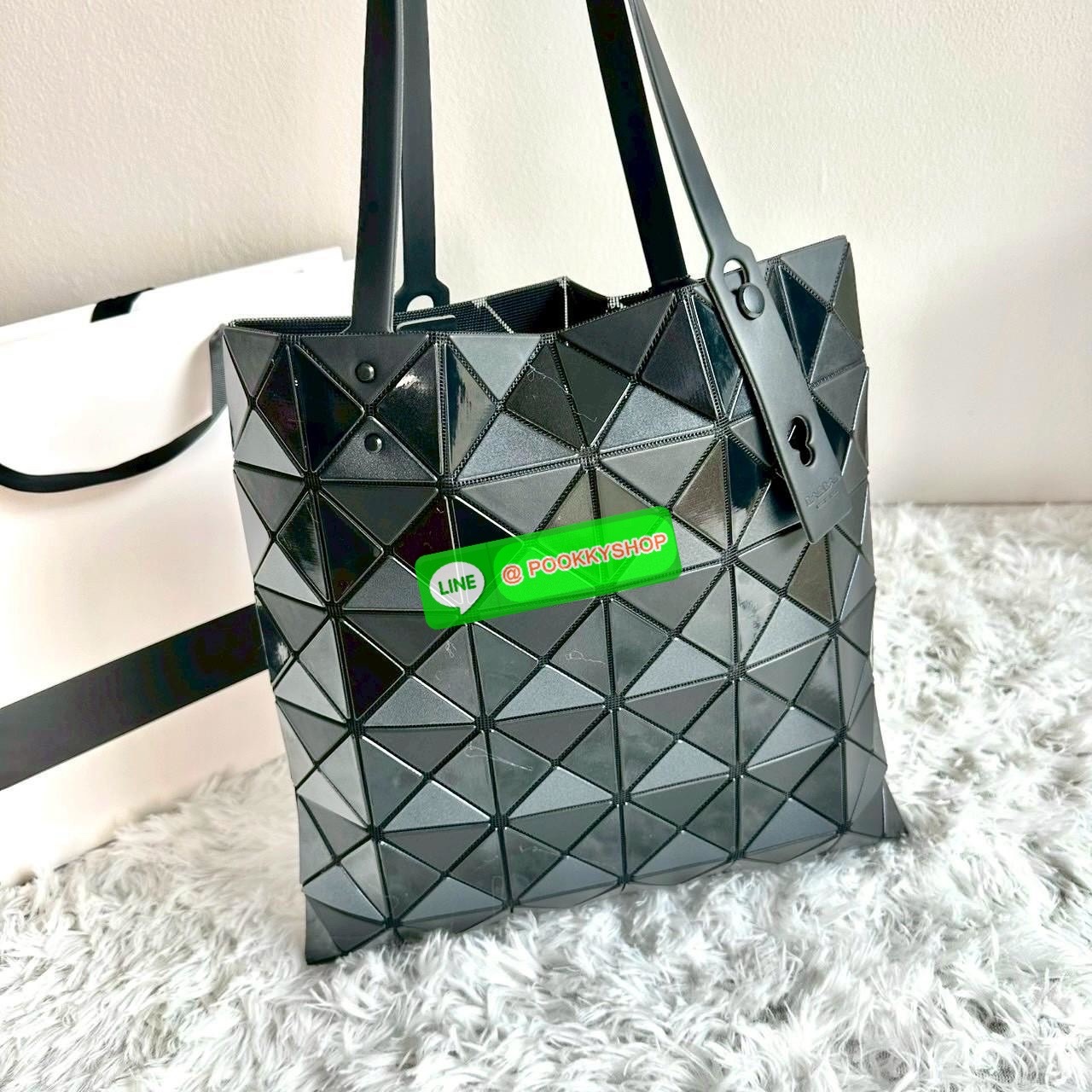 BAOBAO ISSEY MIYAKE QUATRO กระเป๋าไอคอนิกที่ไม่เคยตกเทรนด์! เรียบหรู แต่มีดีไซน์สะดุดตา โครงสร้างสามเหลี่ยมเอกลักษณ์เฉพาะของแบรนด์ ด้านในบุผ้า มีช่องซิปสำหรับเก็บของ น้ำหนักเบา สะพายสบาย ใส่ของได้เยอะมาก