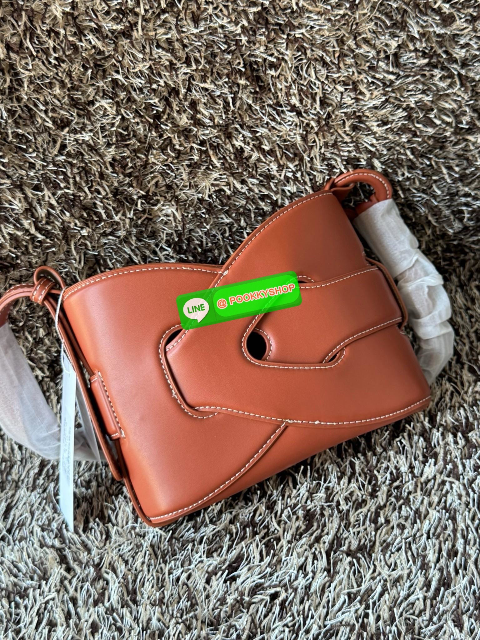 💕 Polene Nodde EDITION SMOOTH ใครที่อยากได้กระเป๋าเรียบๆ แต่ดูมีอะไร ขอแนะนำรุ่น Nodde หิ้วแล้วสวยแบบ Quiet Luxury โลโก้แบรนด์ถูกปั๊มไว้บริเวณด้านล่างของกระเป๋าอย่างประณีตจนแทบสังเกตไม่เห็น ฐานกระเป๋าถูกออกแบบมาให้เนียนเรียบ ปราศจากหมุด ในขณะที่ด้