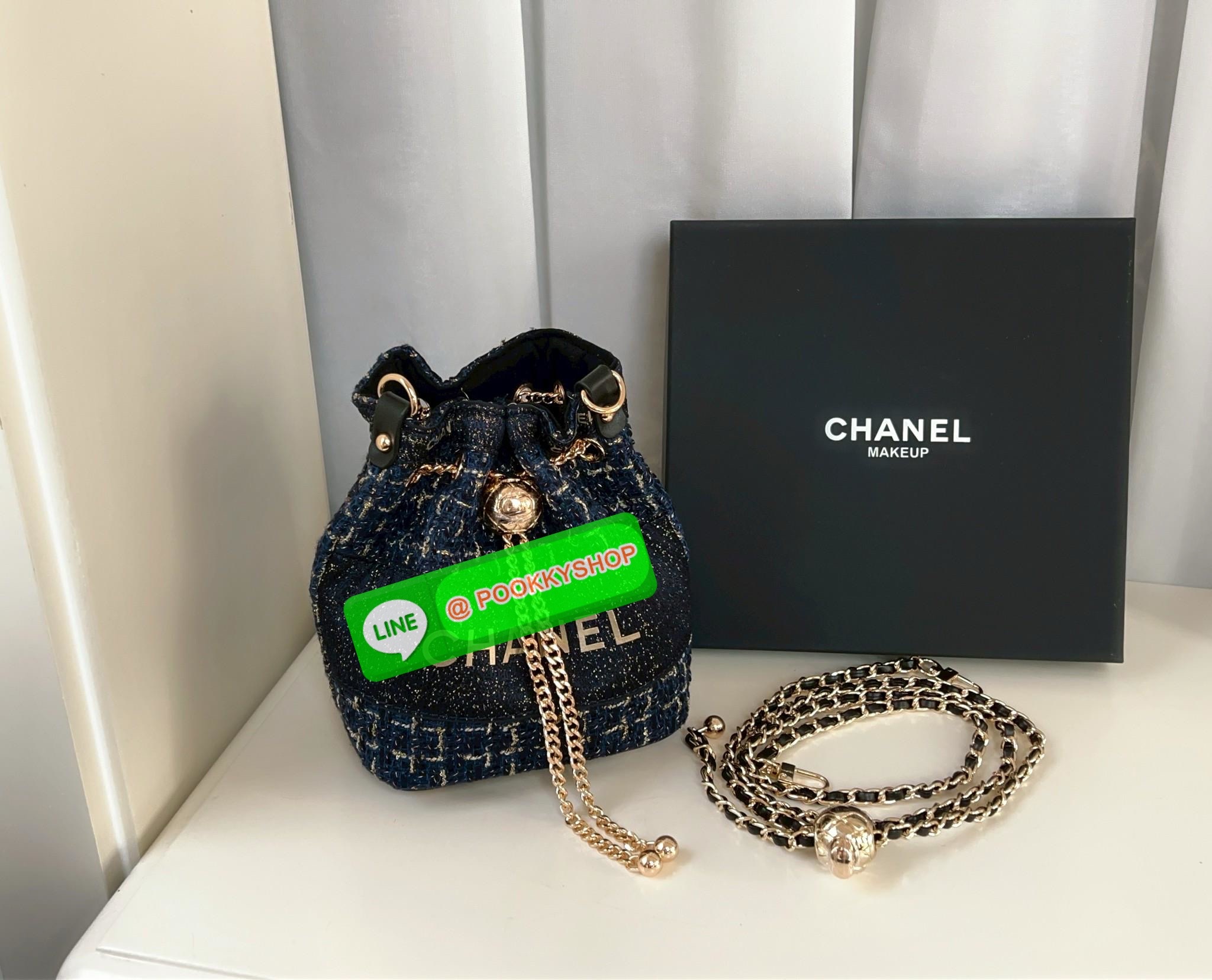 NEW NEW NEW **สินค้าเข้าใหม่** รุ่นนี้บอกเลยว่าสวยทุกอนุ หิ้วไปไหนมาไหนคือเริ่ดไปเลยค่าา CHANEL BUCKET TWEED WITH CHAIN BAG ((Premium gift make up ตปท.)) มีป้ายNot for sale 🔖พร้อมส่งค่าสาวๆ รอบนี้ได้มาไม่เยอะ! กับกระเป๋าขนาดกลางกำลังดี วัสดุผ้าTwe