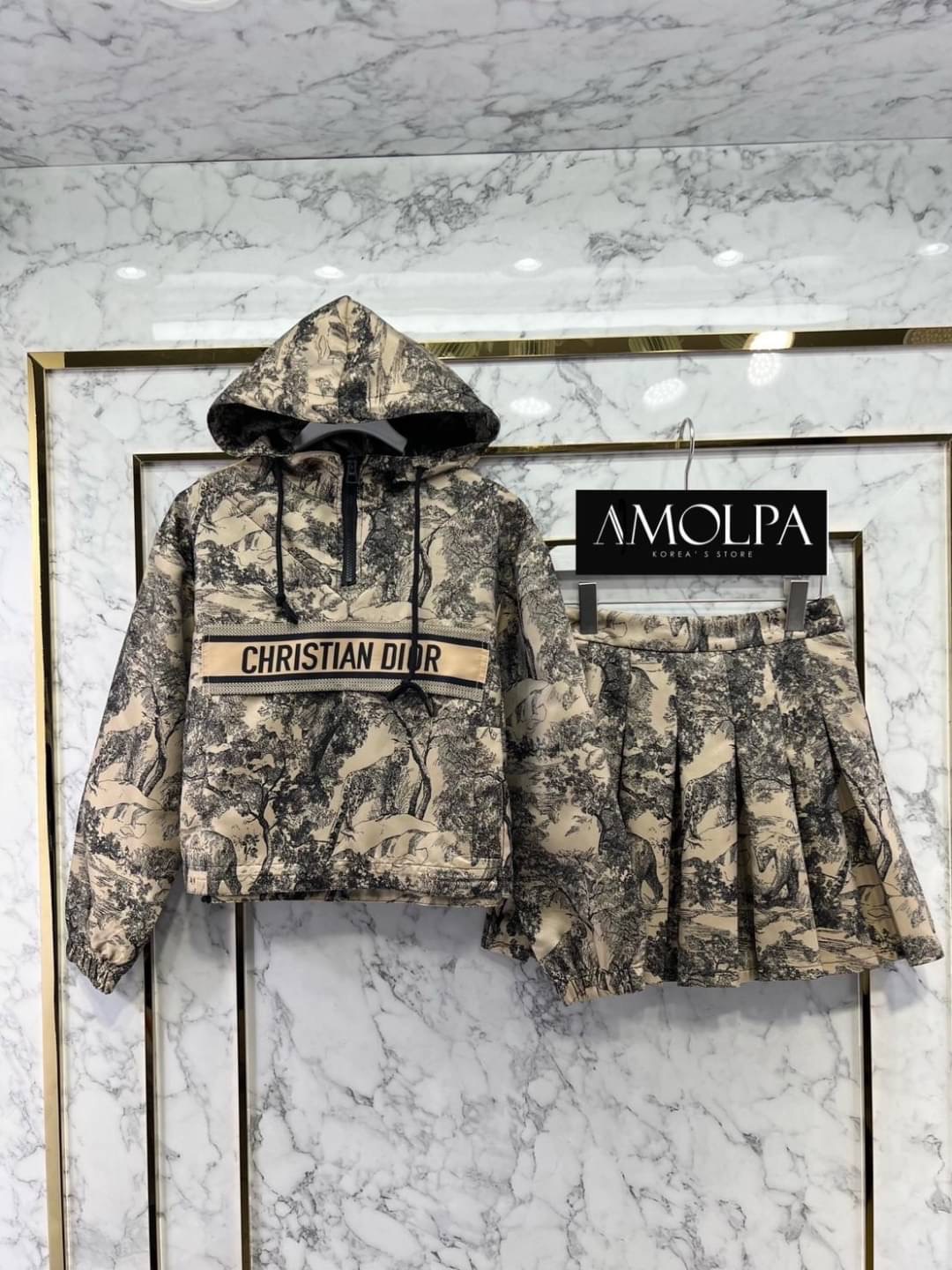 SET HOOD DIOR Classic Original 2023SS ตัวเสื้อเป็นเสื้อคลุมมีฮู๊ดดด มาพร้อมกระโปรงจีบรอบทรงสวย สวยเด่น ผ้าใส่สบายมากกกก เนื้อผ้าดีมากๆค่ะค๊าลูกค้า ใส่แล้วไม่ร้อนระบายความร้อนได้เป็นอย่างดีเลย ผ้าเย็นๆ ใส่สบายสุดๆ แมทซ์กับอะไรก็สวย เข้ากันได้ดี ป้าย Tag DI