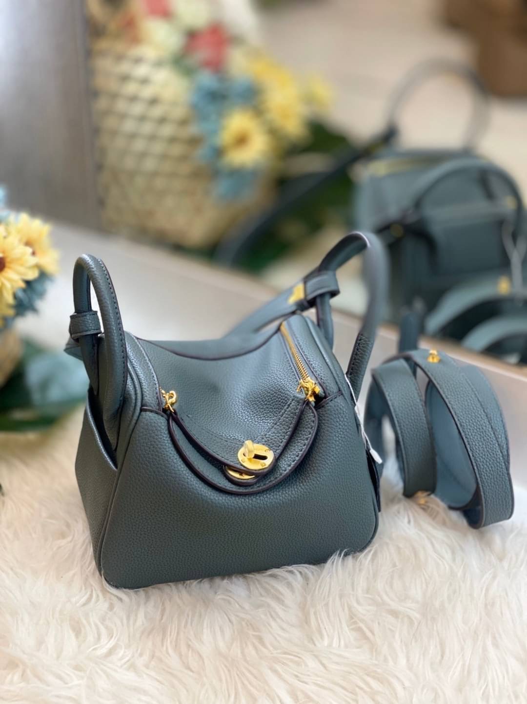 กลับมาเเล้วค่า Lindy 20cm หนัง PU premium ที่ลูกค้าถามกันมาเยอะมากกก รอบนี้หนังสวยมากๆๆ สายสะพายแบบเรียบหรู มีห่วงรัดสายสองข้าง มี 2 สายนะคะ มีซิลิโคนปิดลูกบิดกันรอย งานเนี้ยบสุด ยิ่งใช้ยิ่งนิ่มมม กระเป๋าทรงสวยนุ่ม Flexible มากๆ จุของได้ทุกสิ่ง จะใช้ไปทำง