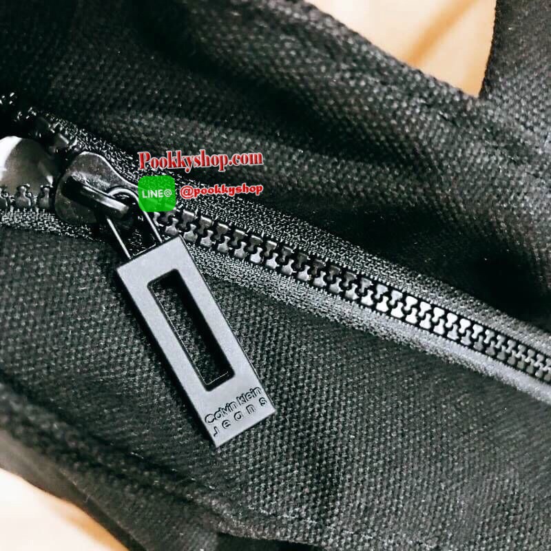Calvin Klein Jeans Original Tote Bag กระเป๋าสะพายทรง Tote รุ่นแนะนำจาก Calvin Klein Jeans วัสดุ Canvas สีดำตัดด้วยหนังสังเคราะห์ด้านข้างดูมีดีเทล ด้านหน้ามีโลโก้ น้ำหนักเบา ใบใหญ่กำลังดี เปิดปิดด้วยซิปสะดวกใช้ หัวซิปแบรนด์ ภายในมีโลโก้และช่องซิป สามารถใส่