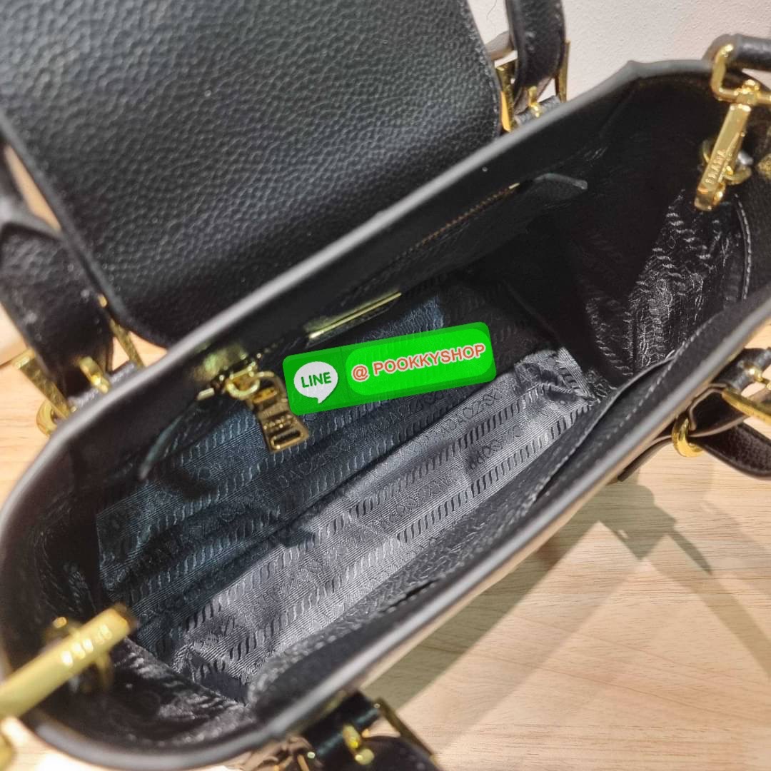 Hot item Prada leather bag กระเป๋าถือ/สะพายล่าสุด จากเคาน์เตอร์ dutyfree ที่ดีไซน์เรียบหรู หนังวัวฟอกสี สวยคมชัด เต็มไปด้วยดีเทลน่าใช้ สายคล้องไหล่ที่สามารถถอดออกได้ เพื่อใช้สายยาวสะพายข้างเส้นเดียว หรือจะใส่ไว้ทั้งคู่ก็อัพเกรดลุคดูแพงได้ ปากกระเป๋ามีฝากร