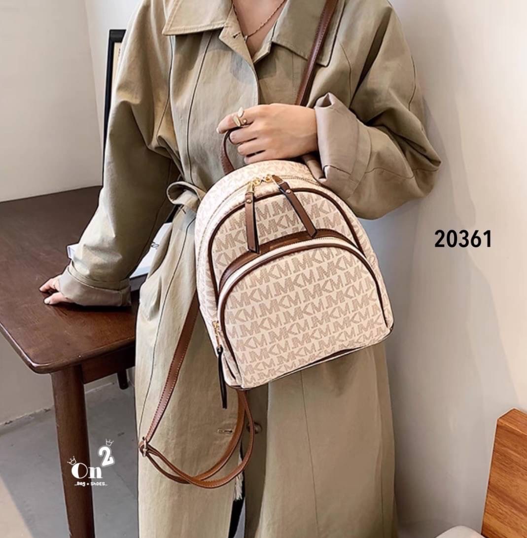 กระเป๋าสะพายเป้แฟชั่นมาใหม่ งานสไตล์แบรนด์ งานซิปมี 2 ช่องใช้งาน ขนาดกำลังดีน่าใช้มากค่ะ พร้อมส่งค่า