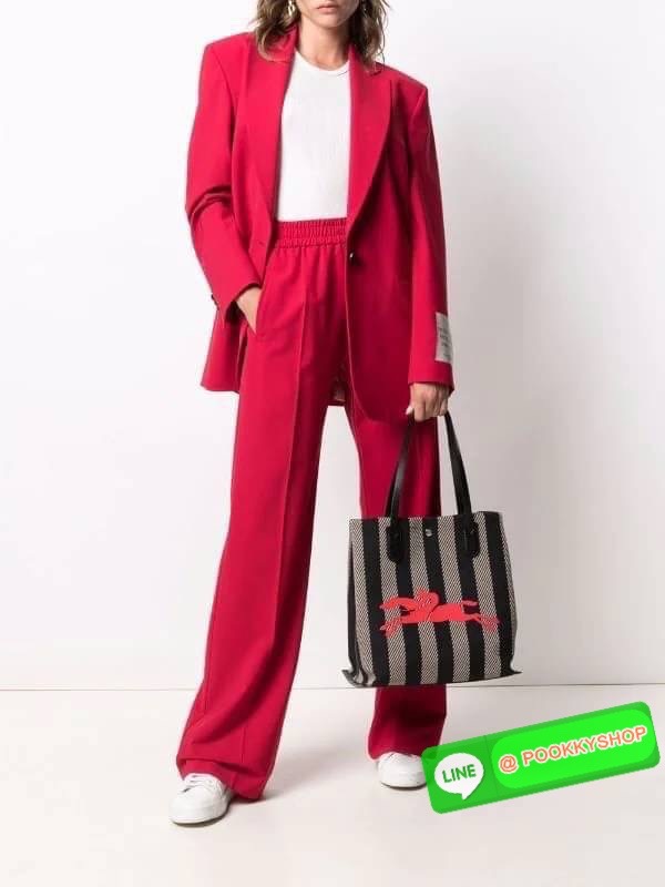 💕 Longchamp Essential Stripes shoulder bag อีกหนึ่งคอลเลคชั่นสำหรับใครที่ต้องการกระเป๋าแบบใช้งานได้ในหลาย ๆ โอกาส การเลือกกระเป๋าขนาดเล็กย่อมไม่สะดวกและไม่ครอบคลุมต่อการใช้สอยอย่างแน่นอน Longchamp รุ่นนี้สามารถตอบโจทย์ ในการใช้งานที่หลากหลายขึ้น เ