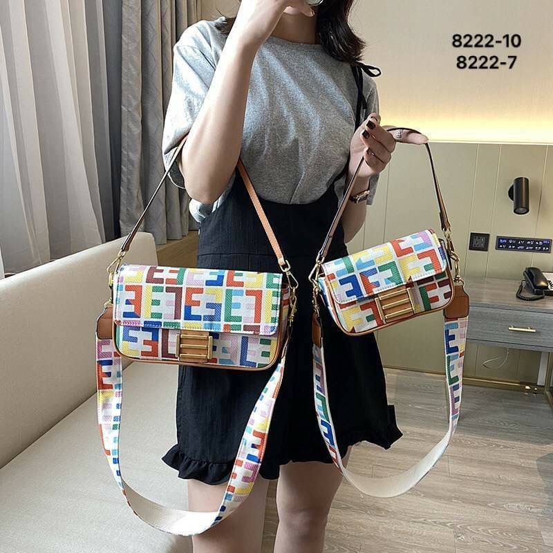 พร้อมส่ง กระเป๋าสะพายและถือ 8222-10 งานนำเข้าสไตล์ Fendi งานน่ารัก ขนาดพกพาสะดวก สำหรับสาวๆ คุณหนู ดูดี มีสาย 2 แบบ แบบหนังสำหรับคล้องแขน สะพาย ถอดได้ สายสปอร์ต ถอดได้ ด้านในกว้าง งานเก๋ไม่เหมือนใคร