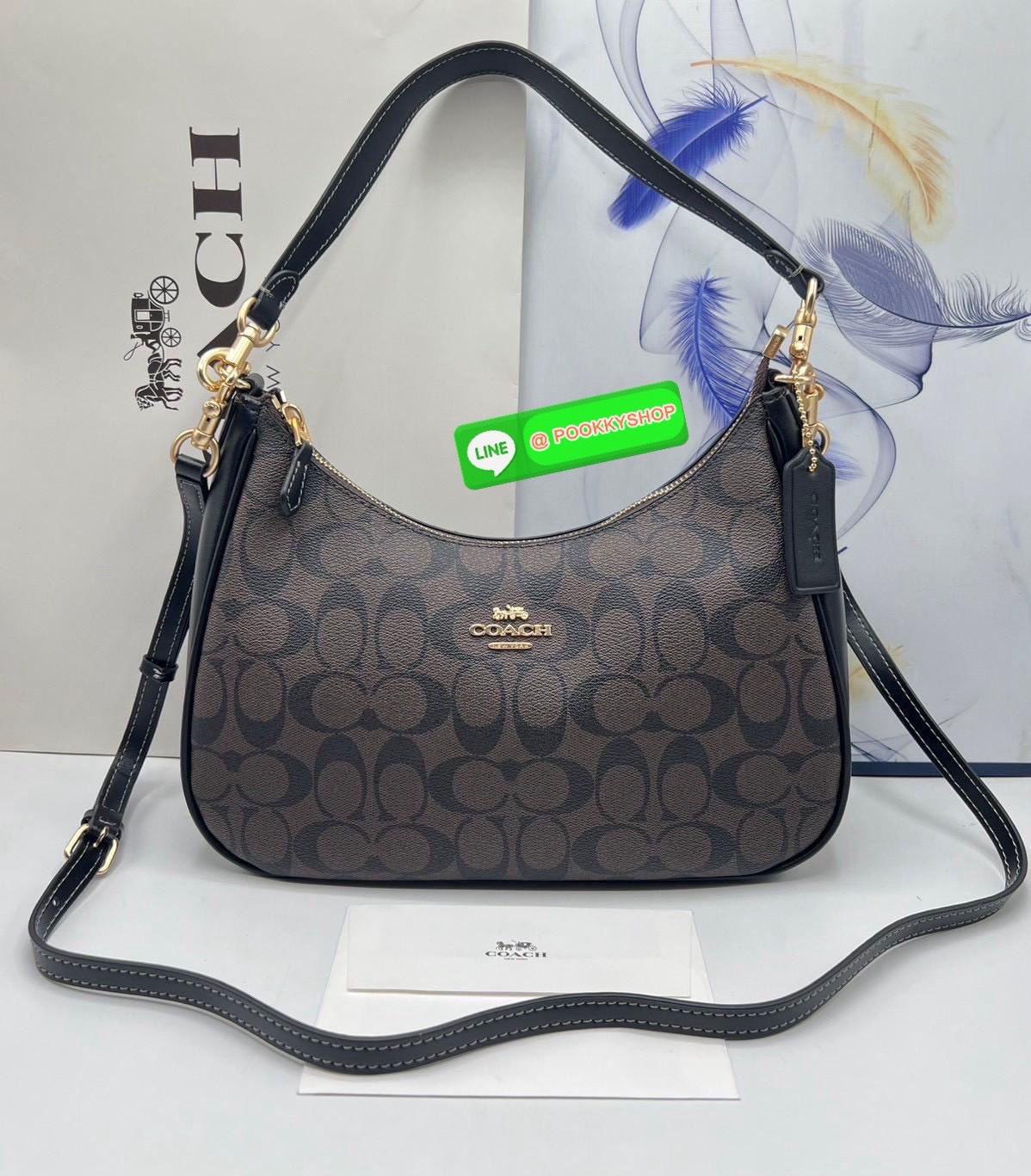 Coach Teri Hobo In Signature Canvas กระเป๋าคล้องไหล่และสะพายข้าง วัสดุแคนวาส+หนังแท้ เปิด-ปิดกระเป๋าแบบซิป ภายในโล่ง มีช่องซิป1ช่อง ช่องใส่ของจุกจิกอีก1ช่อง ด้านหลังมีช่องซิป1ช่อง มีสาย2เส้น สำหรับคล้องไหล่และสะพายข้าง