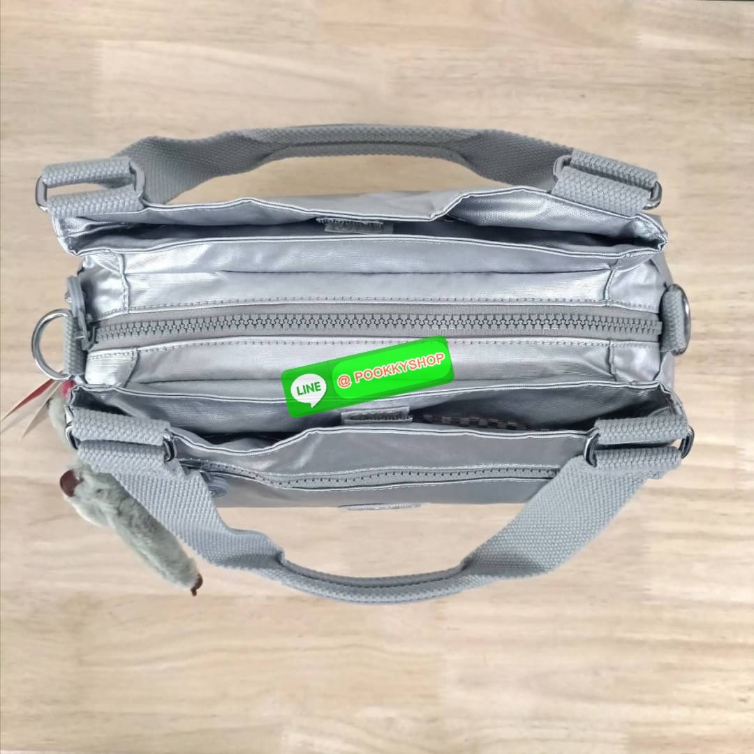 KIPLING ELISE HANDBAG กระเป๋าถือและสะพายไหล่ ขนาดกำลังพอดี จุของได้มาก มีหูจับสองสาย ถือสะดวก น้ำหนักเบา มีช่องซิป ด้านหน้า ช่อง กระเป๋าหลักเปิด-ปิดด้วยซิป มี3 ช่องว่างใส่ของได้จุมากๆ ใส่มือถือได้ กระเป๋าสตางค์ใบยาว และ เครื่องสำอางค์ได้หลายชิ้นเลยค่ะ เก็