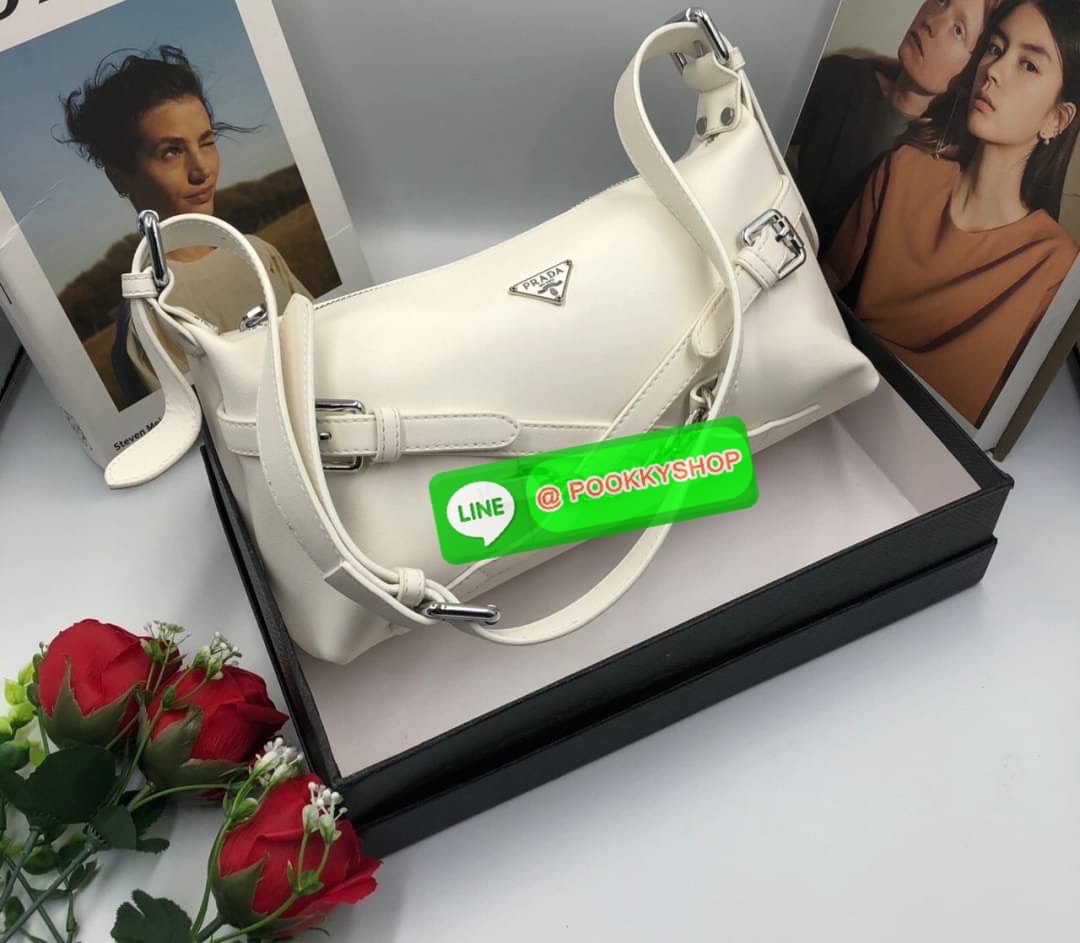 ✨ รุ่นใหม่แนะนำ!! สวยหรูมาก วัสดุหนังทั้งใบ สวยหูไฮโซ กันน้ำได้ ด้านหน้ามีโลโก้แบรนด์ ด้านในบุผ้าปั้มแบรนด์ เปิดปิดด้วยซิป ช่องโล่งกว้างพร้อมช่องซิป สามารถใส่ กระเป๋าสตางค์ยาวได้ มือถือได้ทุกรุ่น สายปรับได้3ระดับ อะไหล่เงินทั้งใบ เด็ดๆแบบนี้ห้ามพลา