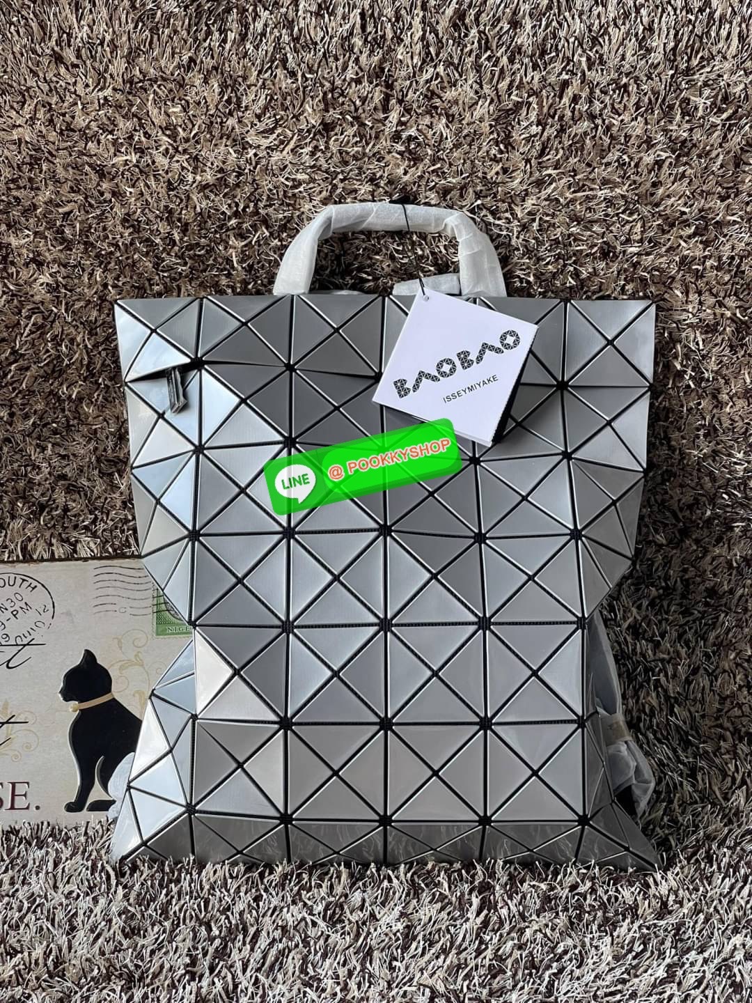 💕BAO BAO ISSEY MIYAKE FLAT PACK BACKPACK รุ่นนี้มีขนาดปานกลาง ไม่เล็กไม่ใหญ่จนเกินไป ดีไซน์เก๋ตามแบบฉบับของแบรนด์ มองเผิน ๆ อาจจะคิดว่ากระเป๋าแบนคงจุของได้ไม่เยอะ แต่บอกเลยว่าใส่ของได้เยอะกว่าที่คิด ด้วยดีไซน์รูปทรงสามเหลี่ยมที่ประกบกัน เมื่อใส่ขอ