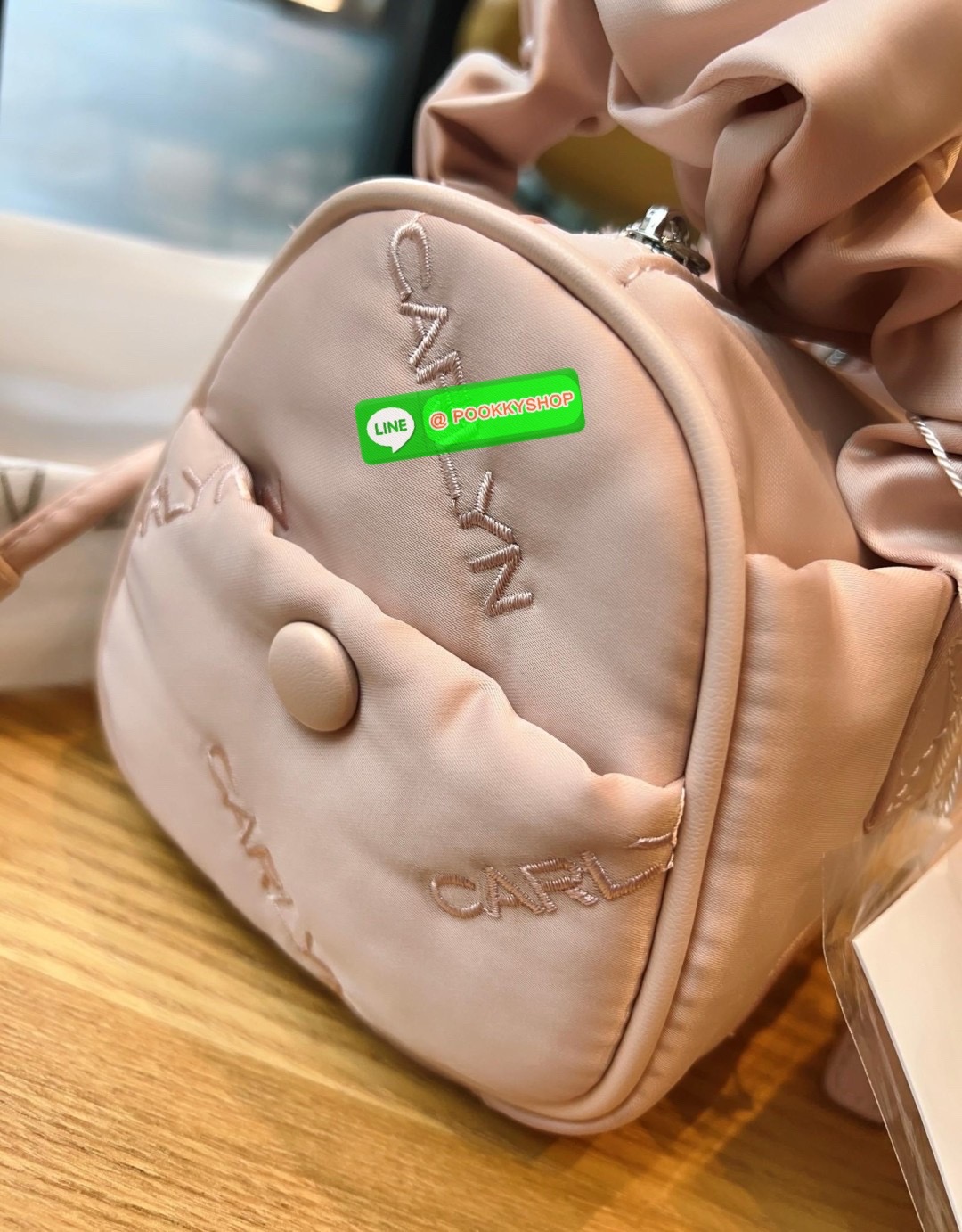 NEW ARRIVAL! น้องใหม่ล่าสุด มีความน่ารักไม่ไหวค่าสาวๆ CARLYN TIA MINI BAG พร้อมส่ง! สุดคิ้วท์ไปกับน้องสไตล์สายเกากันค่า ด้วยดีไซด์ใหม่ วัสดุไนล่อนอย่างดี ปักลายแบรนด์ทั้งใบสวยงาม