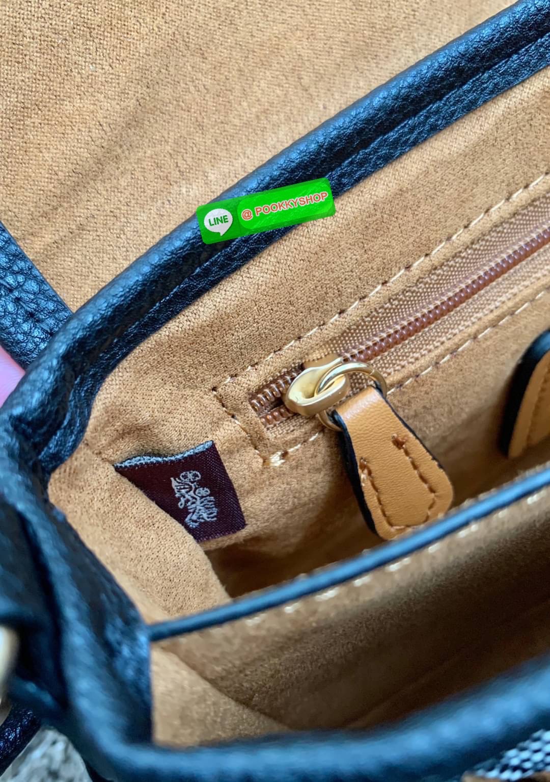 COACH LUCY CROSSBODY BAG((CA622)) 🔹พร้อมส่ง กระเป๋าสะพายแบบครอสบอดี้ร์ ทรงเก๋ วัสดุ แคนวาส+หนังแท้ ได้ลงตัวสวยงาม 🔹เปิดปิดกระเป๋าแบบกระดุมแป๊กสองข้าง ภายในมีข่องให้ใส่ของ3ช่องด้วยกัน ช่องค่อนข้างกางออกได้กว้าง จุของได้หลายอย่างเลยค่ะ มีช่อ