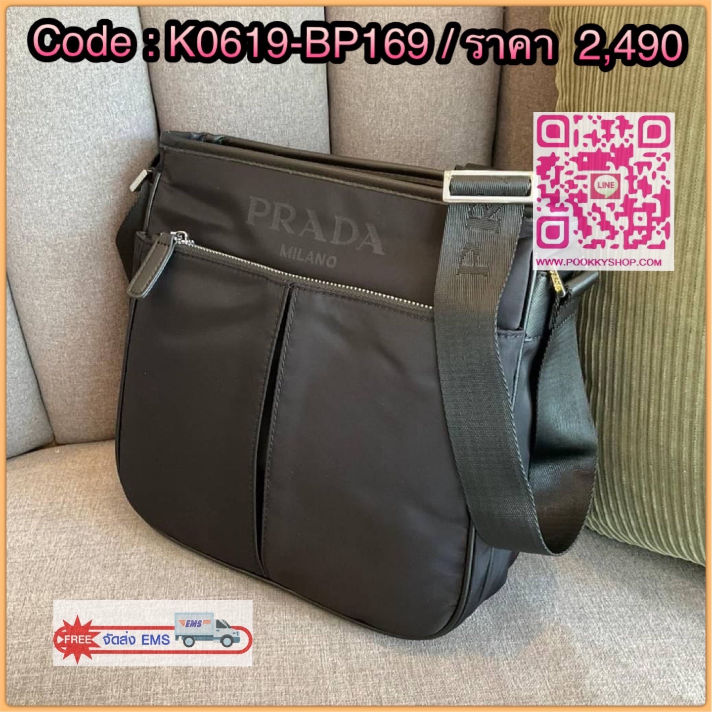 NEW ARRIVAL!! รุ่นใหม่ล่าสุด 🌟🫶🏻 กระเป๋าทรง MASSENGER จากงานพรีเมี่ยมกิ้ฟ จากแบรนด์ PRADA อะไหล่เงินทั้งใบ ด้านหน้ามีช่องหน้าหนึ่งช่อง ด้านในเปิดปิดด้วยซิปยาว ใส่ IPADmini ได้สบาย จุของได้เยอะ มาพร้อมช่องซิปด้านในอีกหนึ่งช่อง และช่