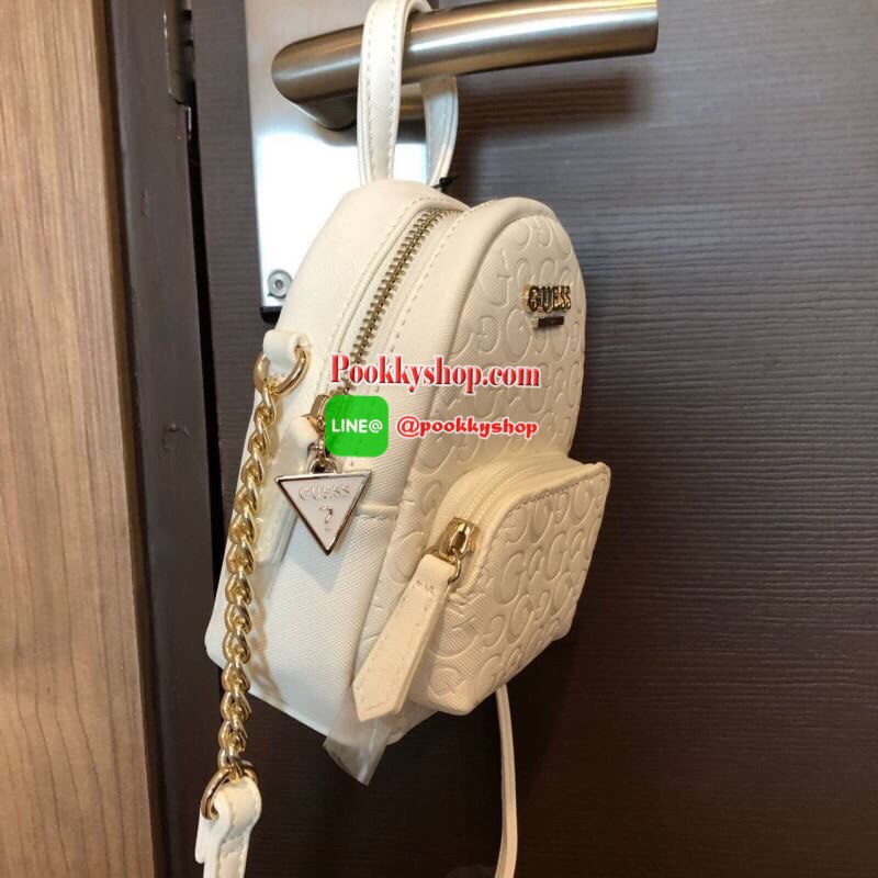 GUESS Factory Women's Evan Mini Crossbody กระเป๋าสะพายใบเล็กสุดน่ารักจาก guess มาแล้วค่า ไอเท็มสุดน่ารัก วัสดุทำจาก pu สกรีนลายสุดน่ารัก ด้านหน้ามีโลโก้ มีพวงกุญแจสวยเก๋ สายสะพายมีสายโซ่สลับหนังปรับได้ 5 ระดับ ด้านบนมีหูหิ้วจับถนัดมือ กระเป๋ามี 1 ช่อ